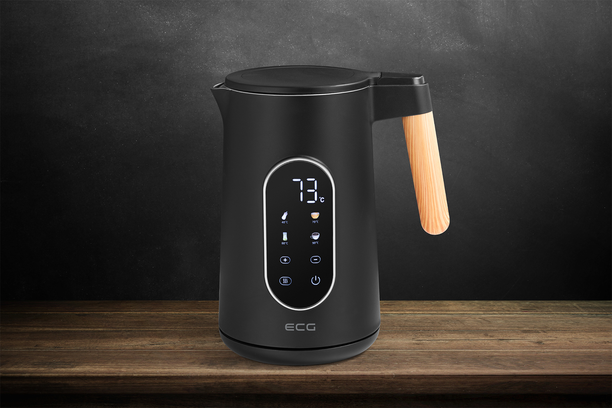 Czarny czajnik elektryczny z wyświetlaczem cyfrowym, drewnianym uchwytem, na drewnianym stole, ciemne tło.