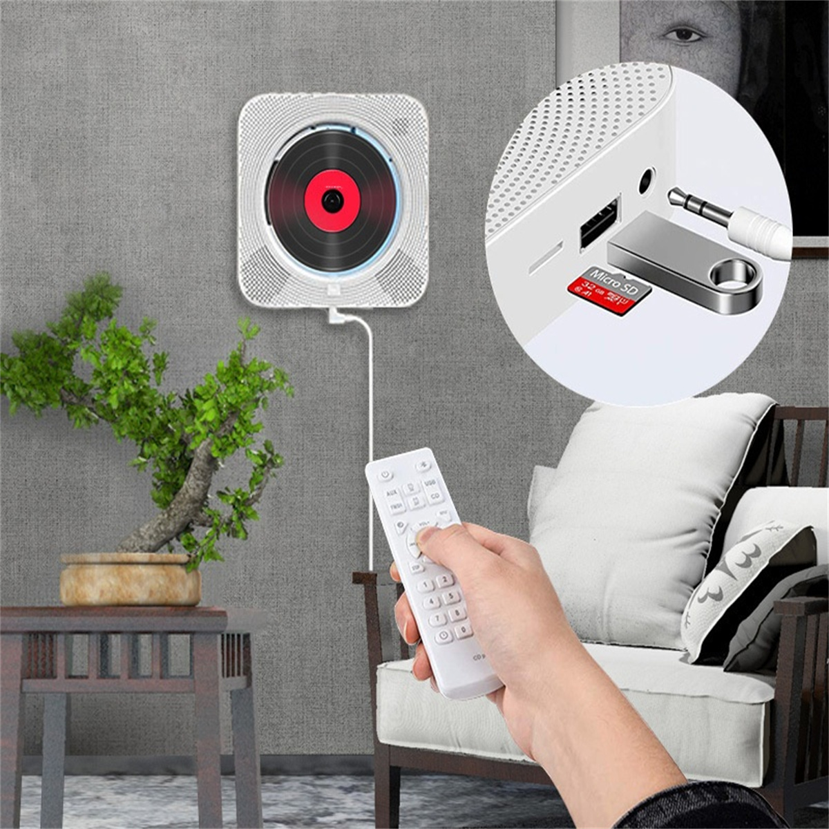 Wand-CD-Player mit Fernbedienung, Bonsai und Hand, die die Fernbedienung hält.