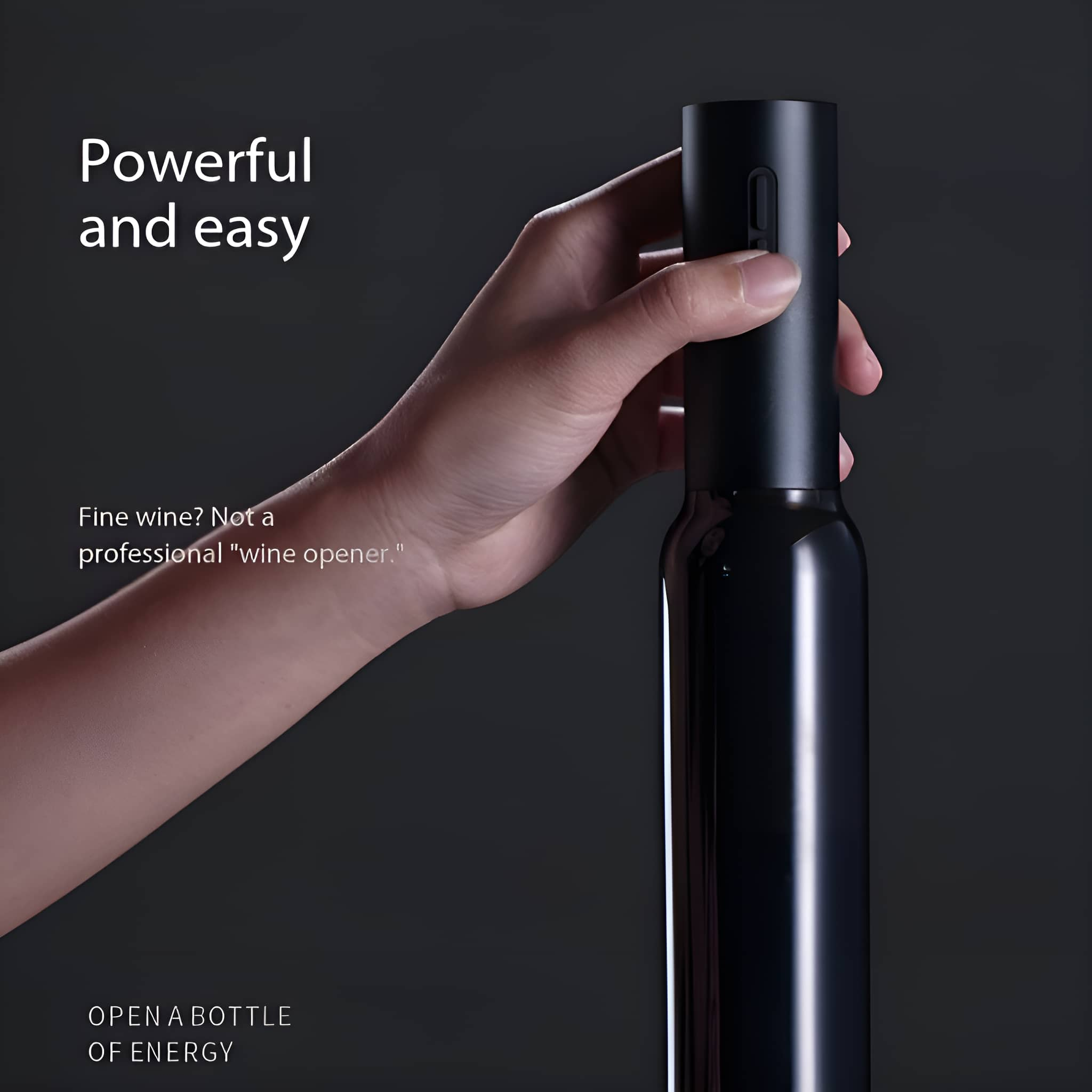 Eine Person, die eine schwarze Weinflasche mit einem schwarzen elektrischen Weinöffner hält.