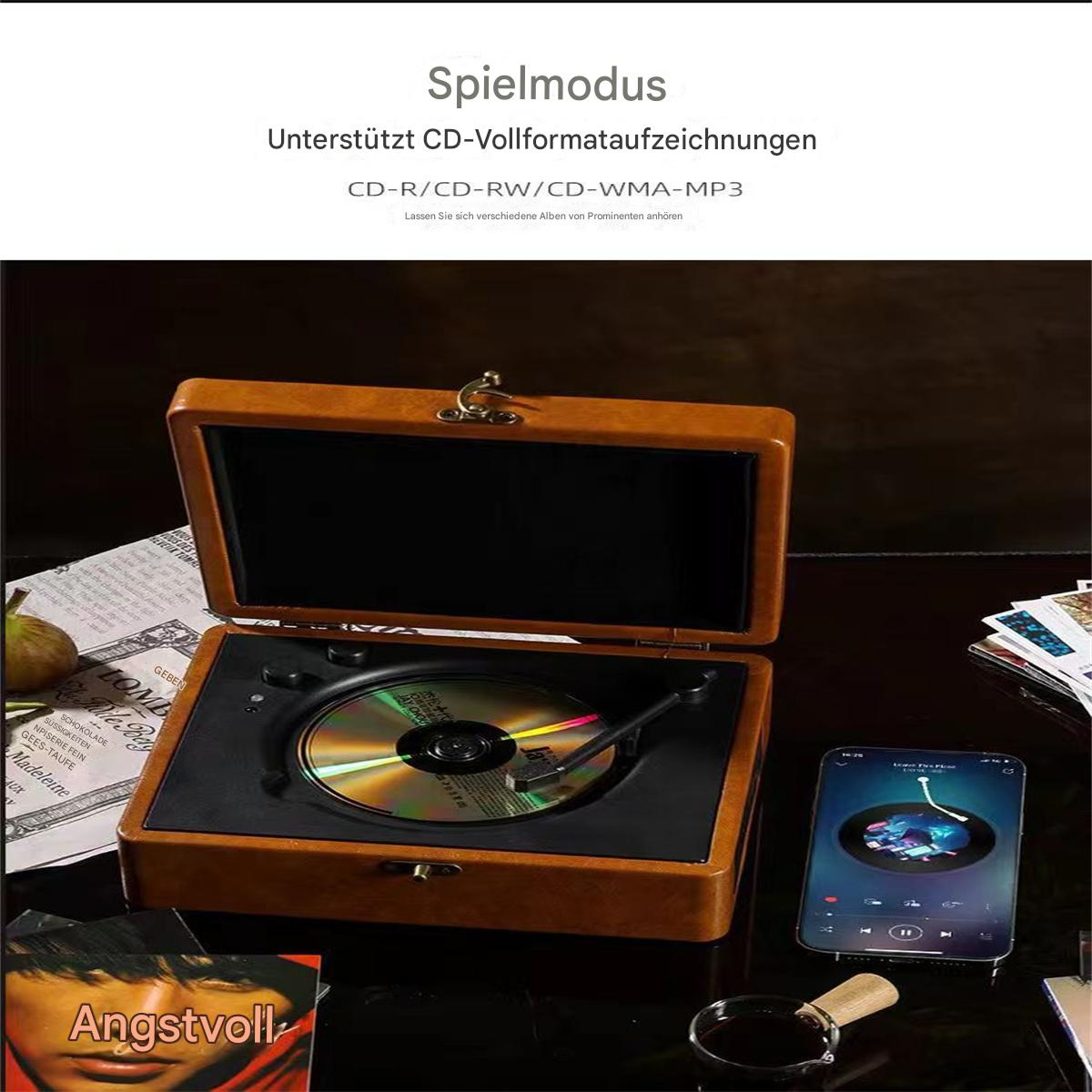 Retro-CD-Player aus Holz mit CD. Ein Smartphone zeigt eine Musik-App. Ein Glas und ein altes Buch.