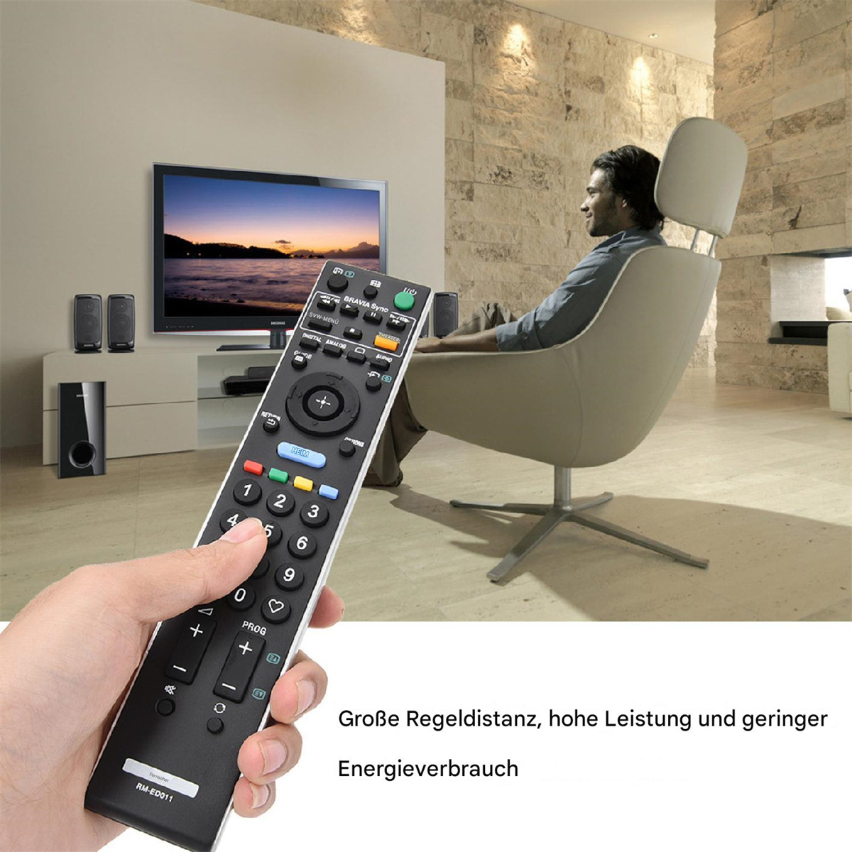 Eine Person hält eine Fernbedienung, mit einem Fernseher, Lautsprechern und einer Person im Hintergrund.