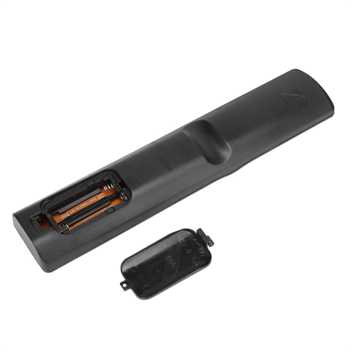 Eine schwarze Fernbedienung mit sichtbaren Batterien und geöffnetem Batteriefachdeckel.