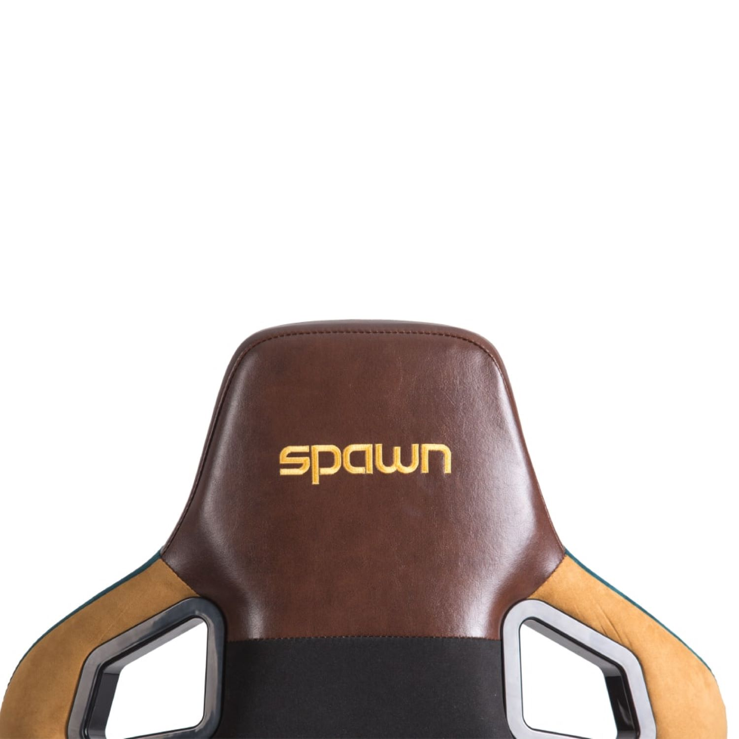 Nahaufnahme einer schwarzen und braunen Gaming-Stuhl-Kopfstütze mit dem Wort 'spawn' in Gold.