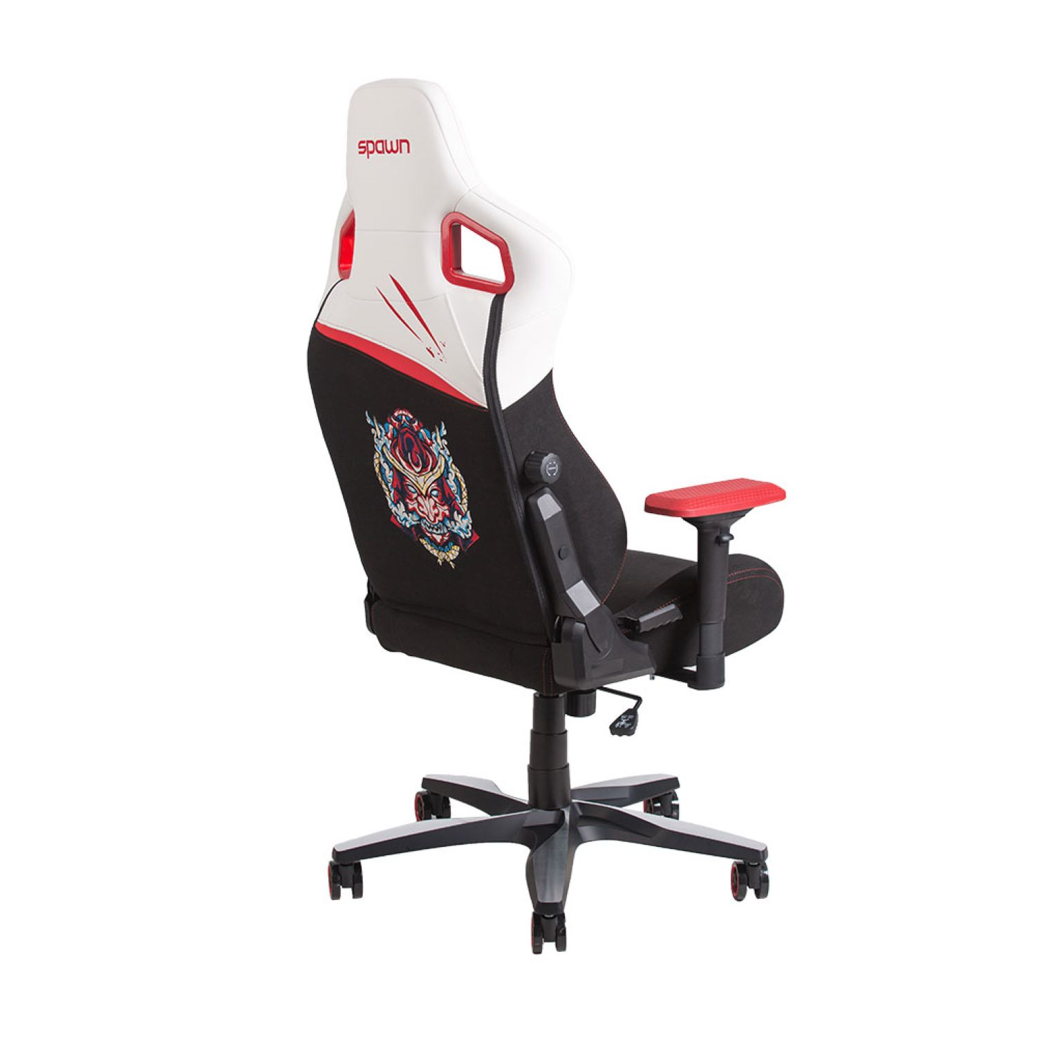 Ein schwarz-weißer Gaming-Stuhl, von hinten betrachtet. Er hat ein rotes Logo und Armlehnen.