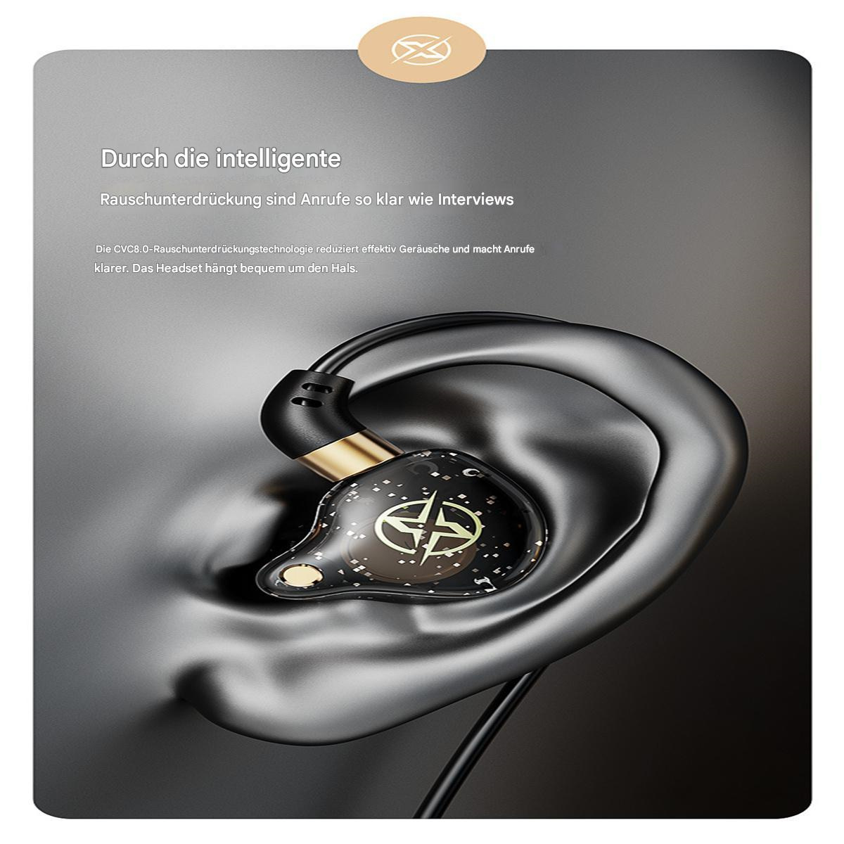 Ohrhörer im Ohr, Golddetail, Schwarz-Gold-Design, mit schwarzem Kabel.