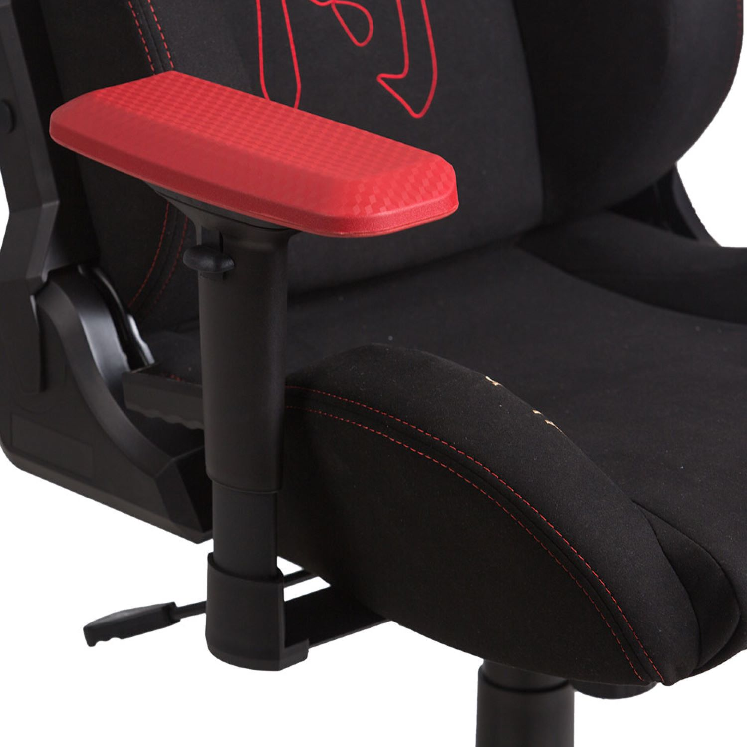 Schwarzer Gaming-Stuhl mit roten Armlehnen. Rote Nahtdetails auf Rücken und Sitz sichtbar.