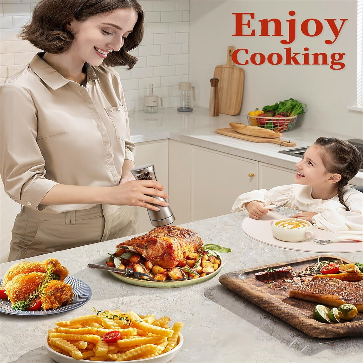 Frau kocht mit Tochter, Gerichte auf dem Tisch, mit Pommes, Hähnchen und Steak.