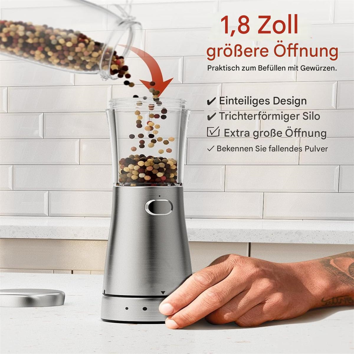 Pfeffermühle wird mit Pfefferkörnern gefüllt. Silberner Sockel, klarer Deckel und eine Hand, die den Deckel hält.