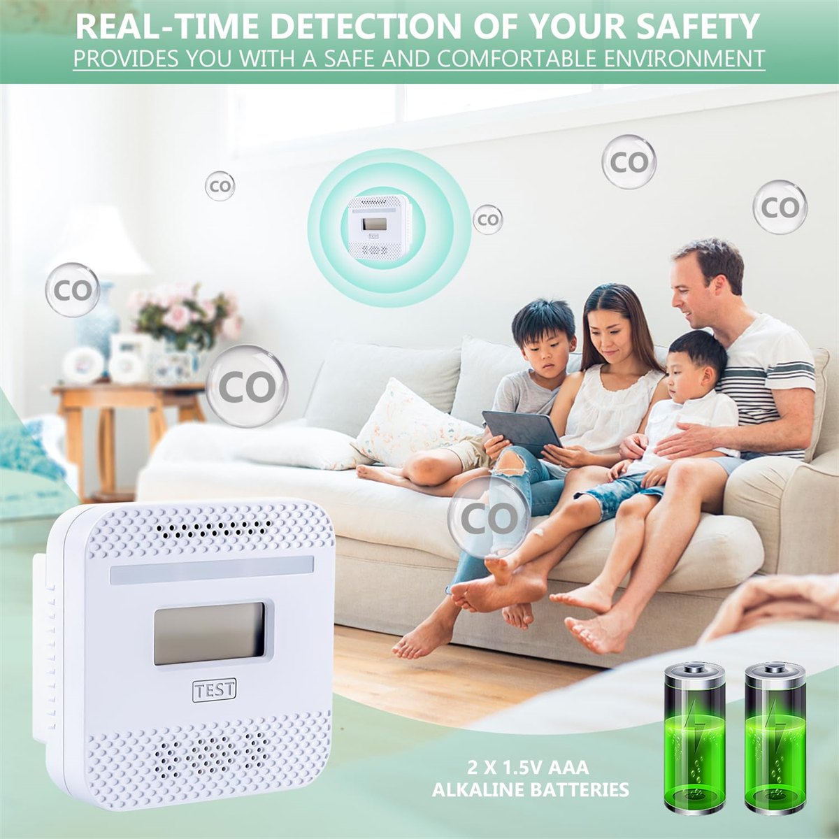 Eine Familie sitzt auf einem Sofa, mit einem Kohlenmonoxid-Detektor an der Wand.