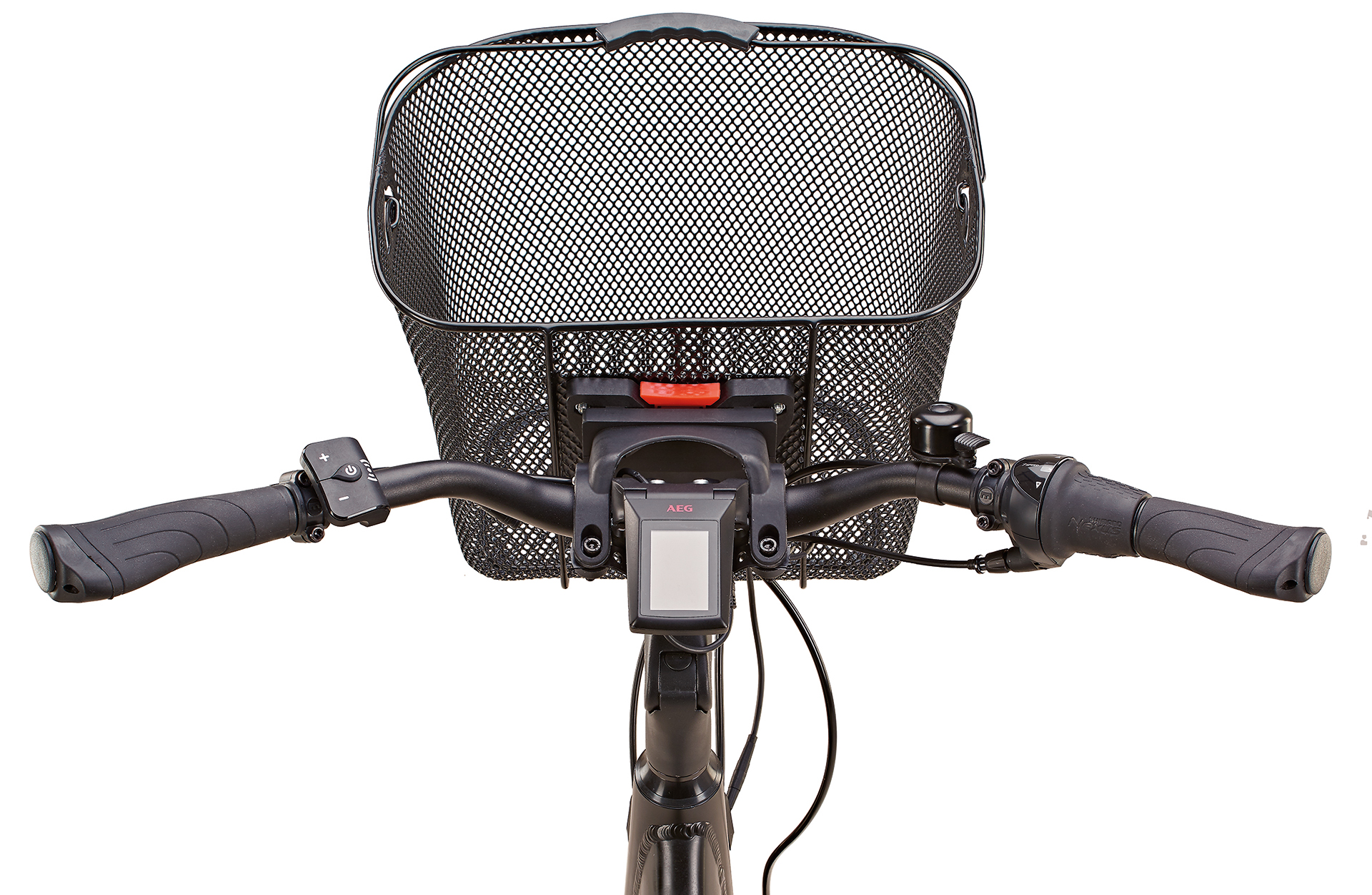 Ein Fahrradlenker mit schwarzem Korb, Bildschirm und Griffen. Die Ansicht ist aus der Perspektive des Fahrers.
