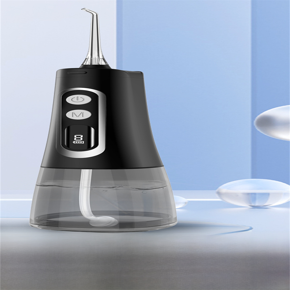 Ein schwarzer und klarer Wasser-Flosser. Der Wasserbehälter ist klar, mit weißer Spitze.