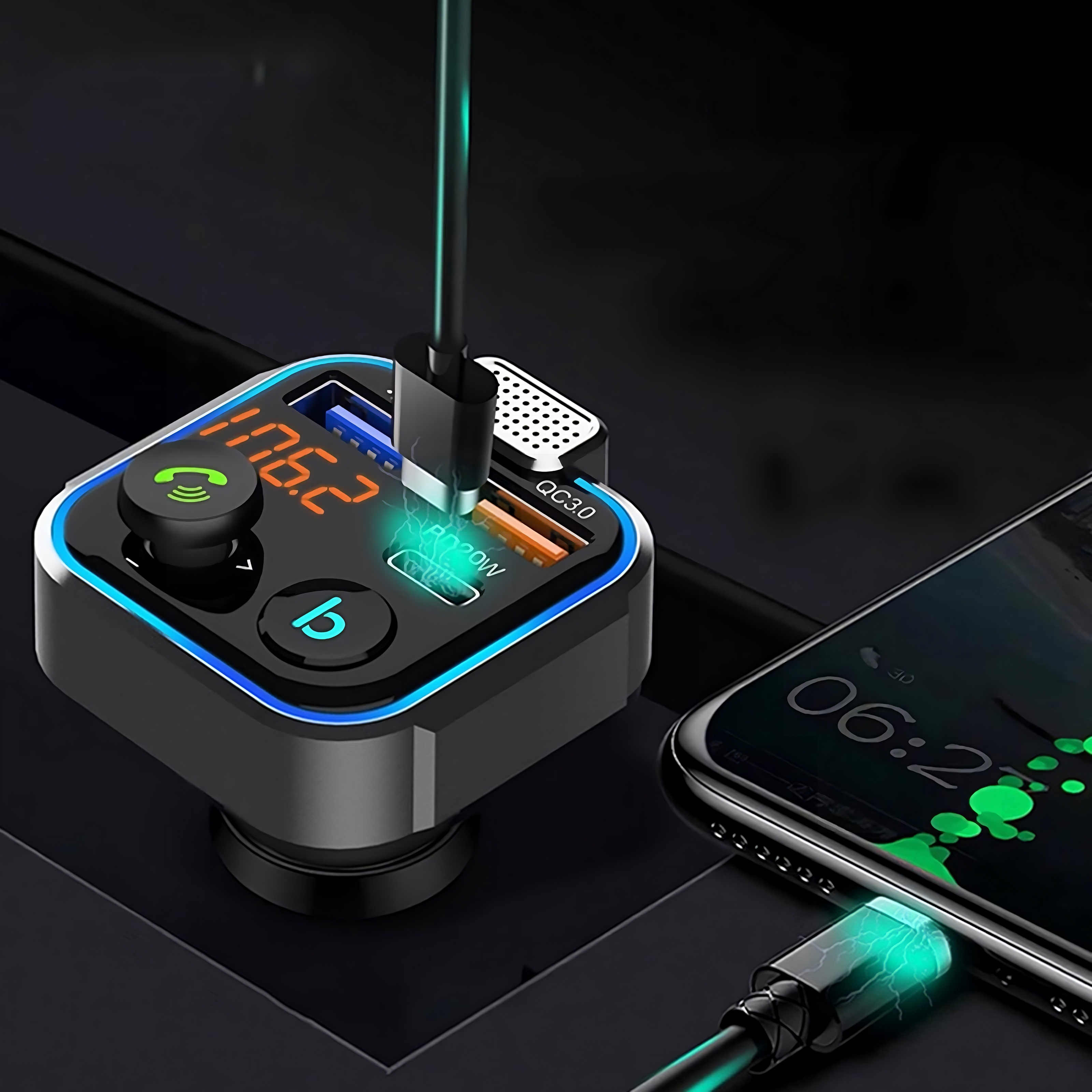 Ein Autoladegerät mit angeschlossenem Telefon und Ladekabel.