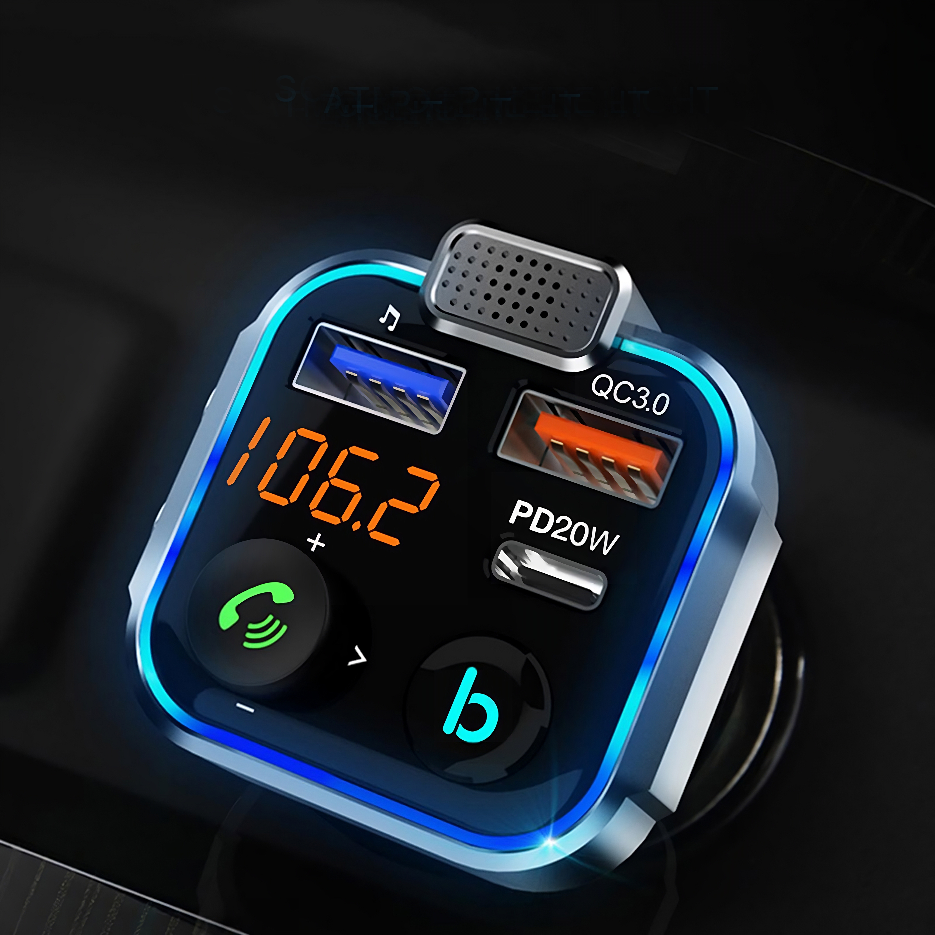 Kfz-Ladegerät mit Display, das 106,2 und ein Telefonsymbol anzeigt. Es hat USB- und PD-Anschlüsse.