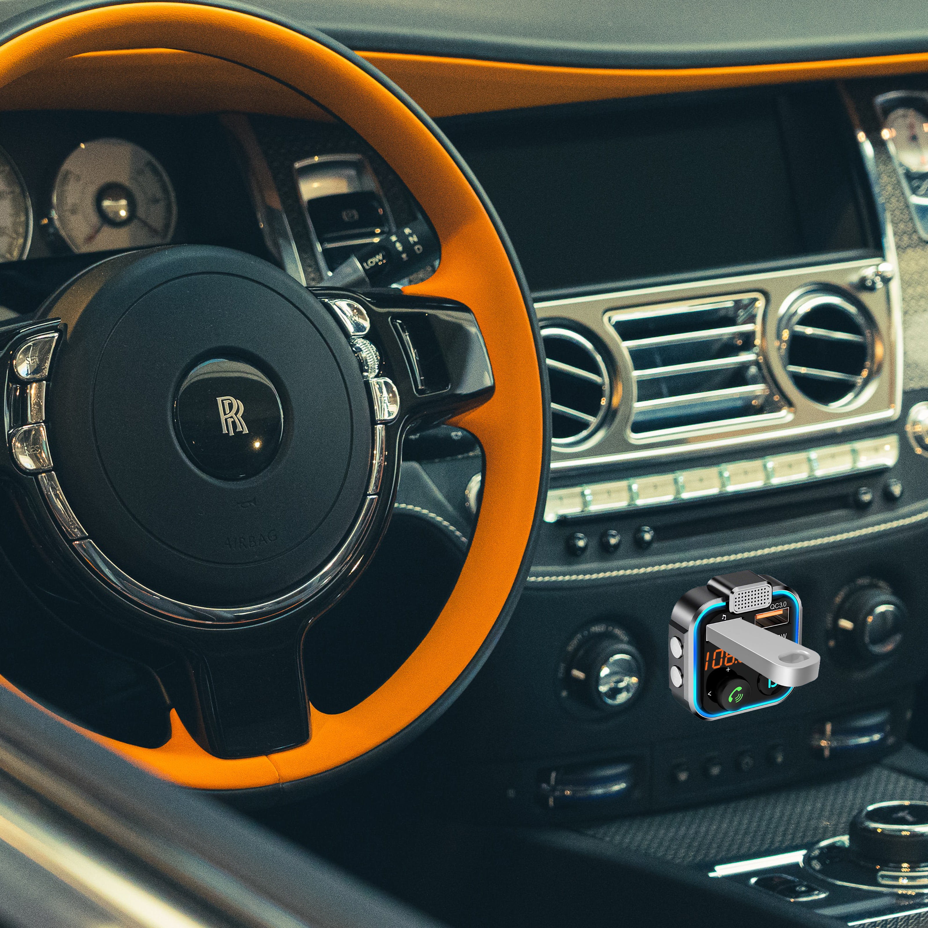 Autoinnenraum, Lenkrad mit orangefarbenen Details und ein Gerät an einem Lüfter befestigt.