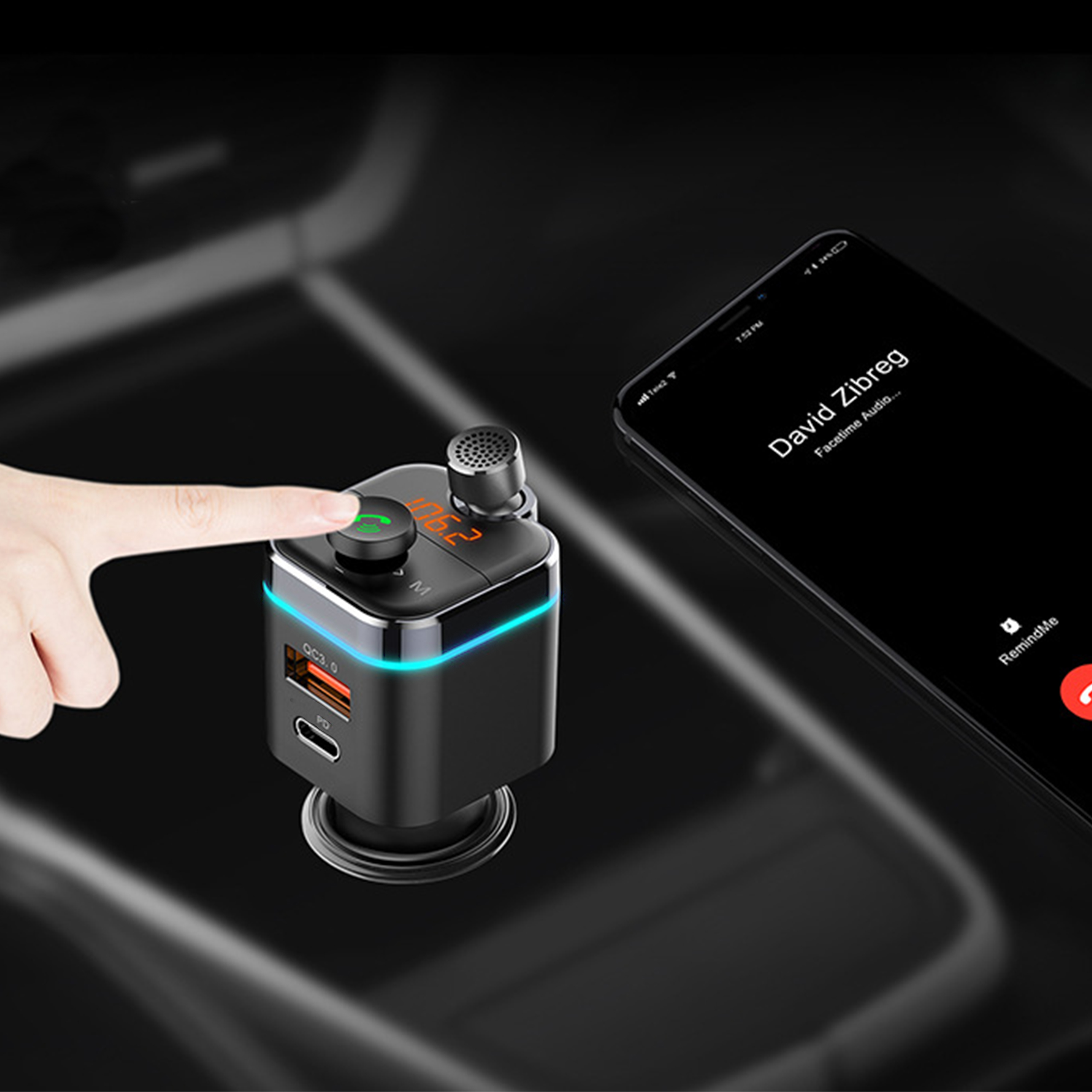 Eine Hand berührt ein schwarzes Autoladegerät; ein Smartphone-Bildschirm zeigt einen Anruf.