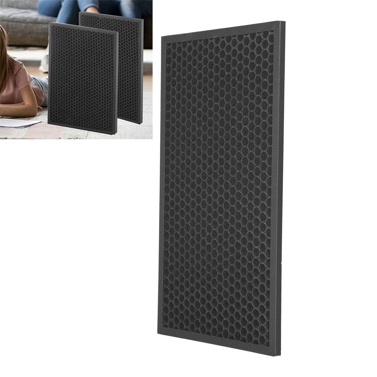 Zwei schwarze Luftfilterplatten mit Wabenmuster und eine Frau im Hintergrund.