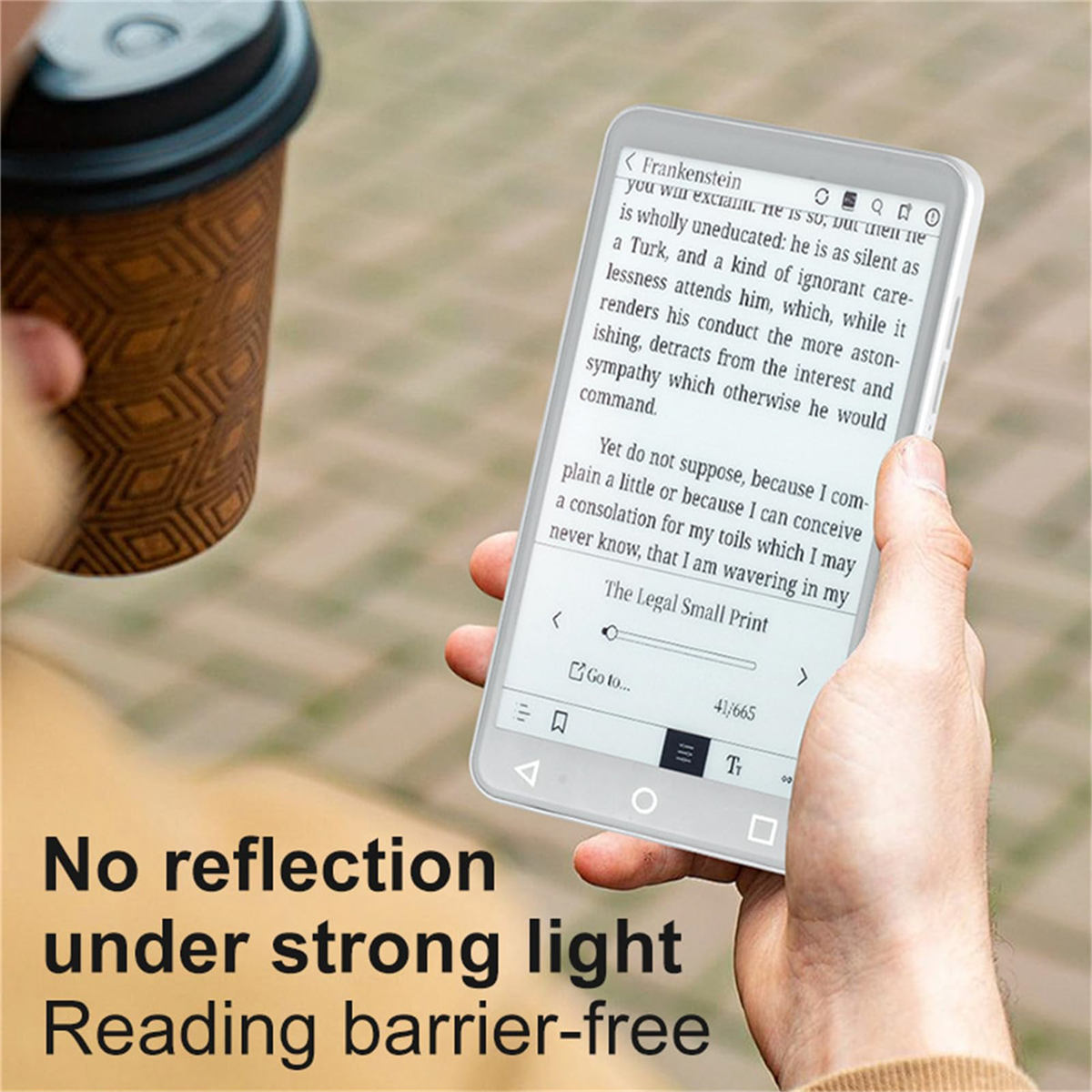 Eine Hand hält ein Tablet mit Text; eine Kaffeetasse steht im Hintergrund.