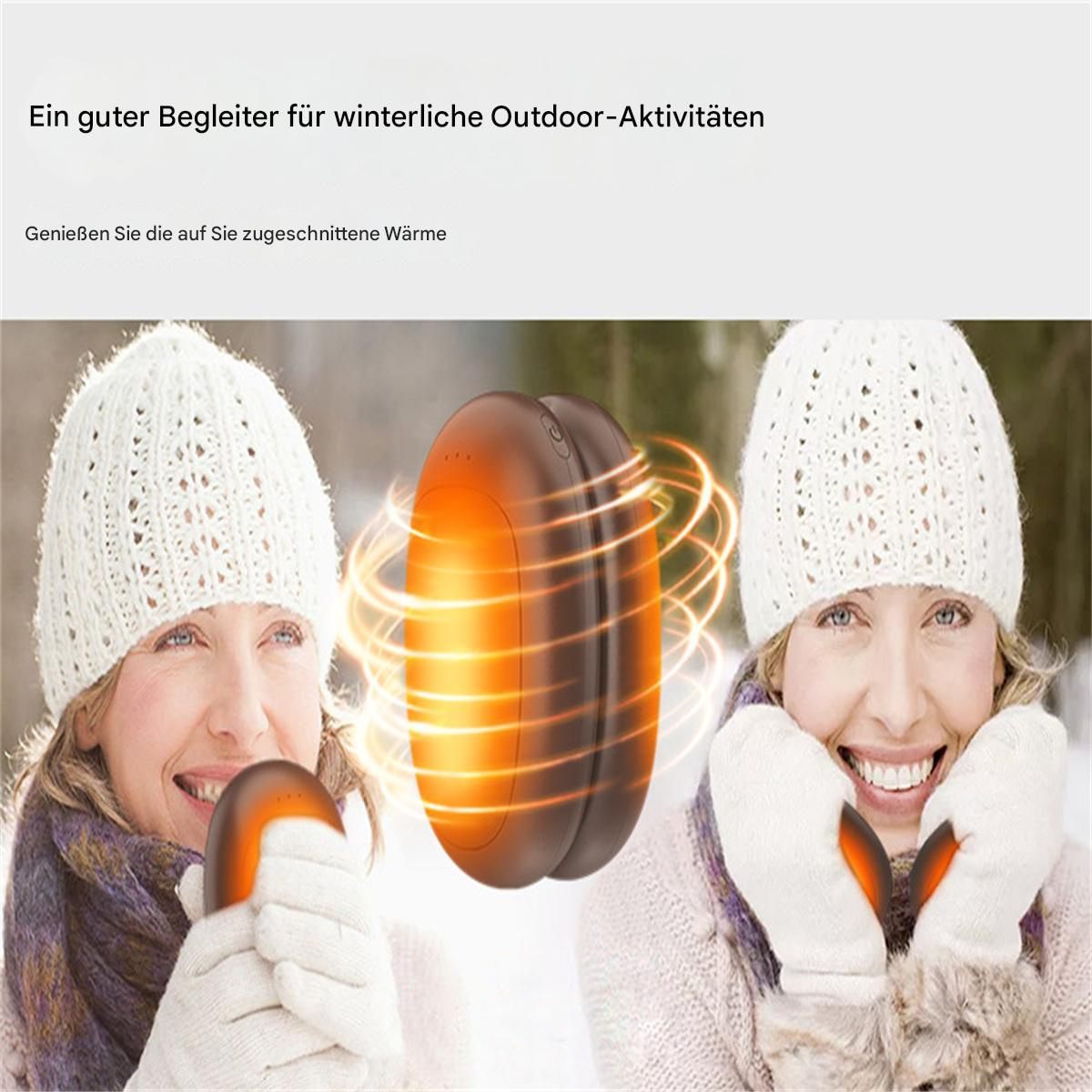 Zwei Frauen halten einen Handwärmer, tragen Strickmützen und Schals.