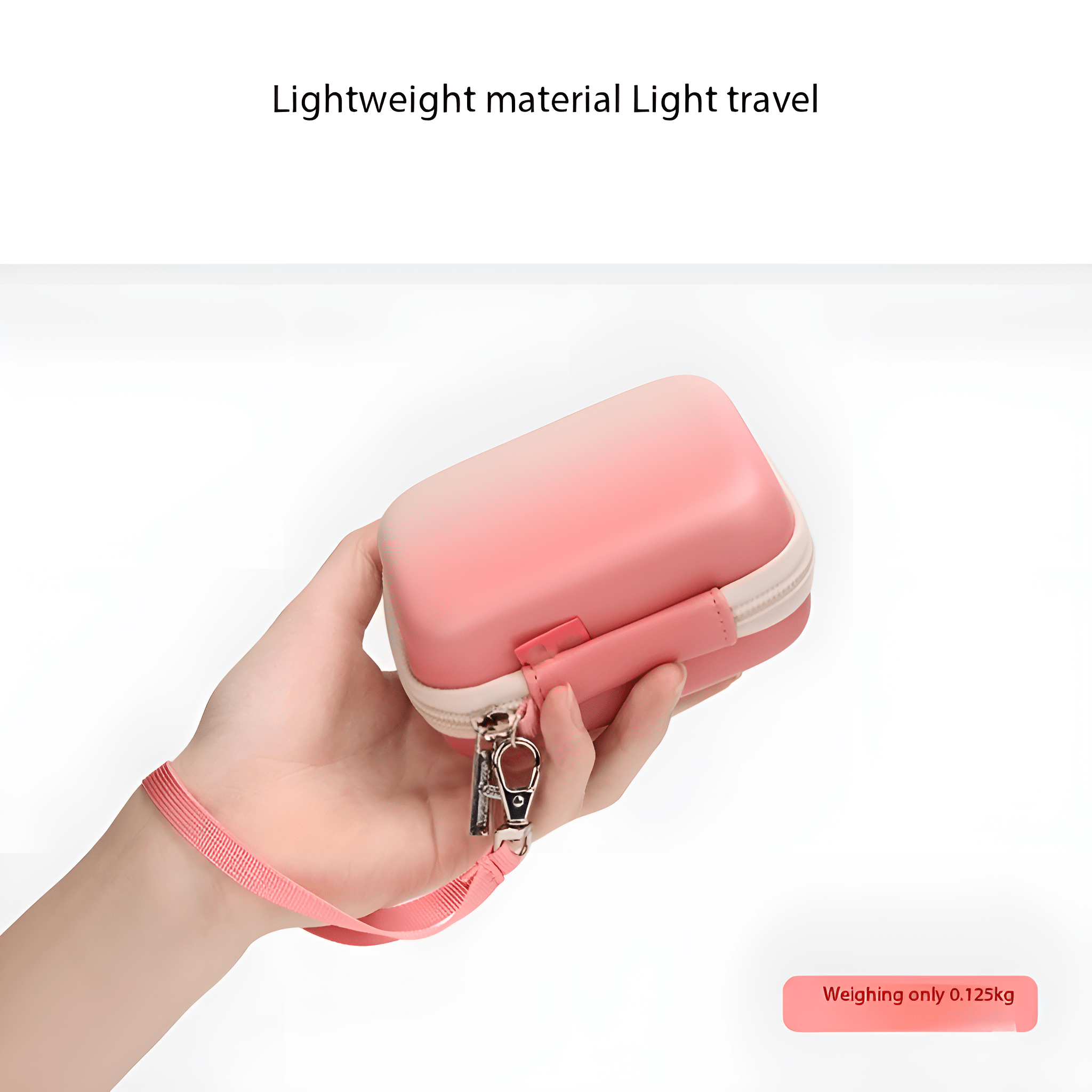 Hand hält rosa Reißverschlussetui mit Trageriemen, auf rosa Hintergrund.
