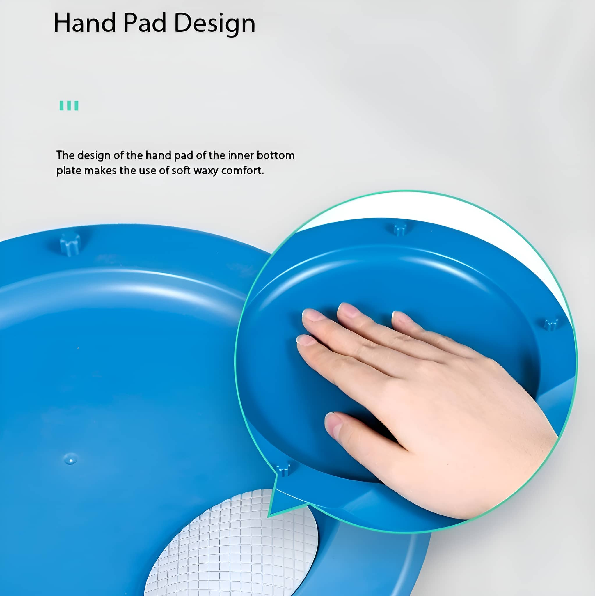 Hand in einer blauen Schüssel. Der Text: Hand Pad Design. Weiße Oberfläche und Nahaufnahme.