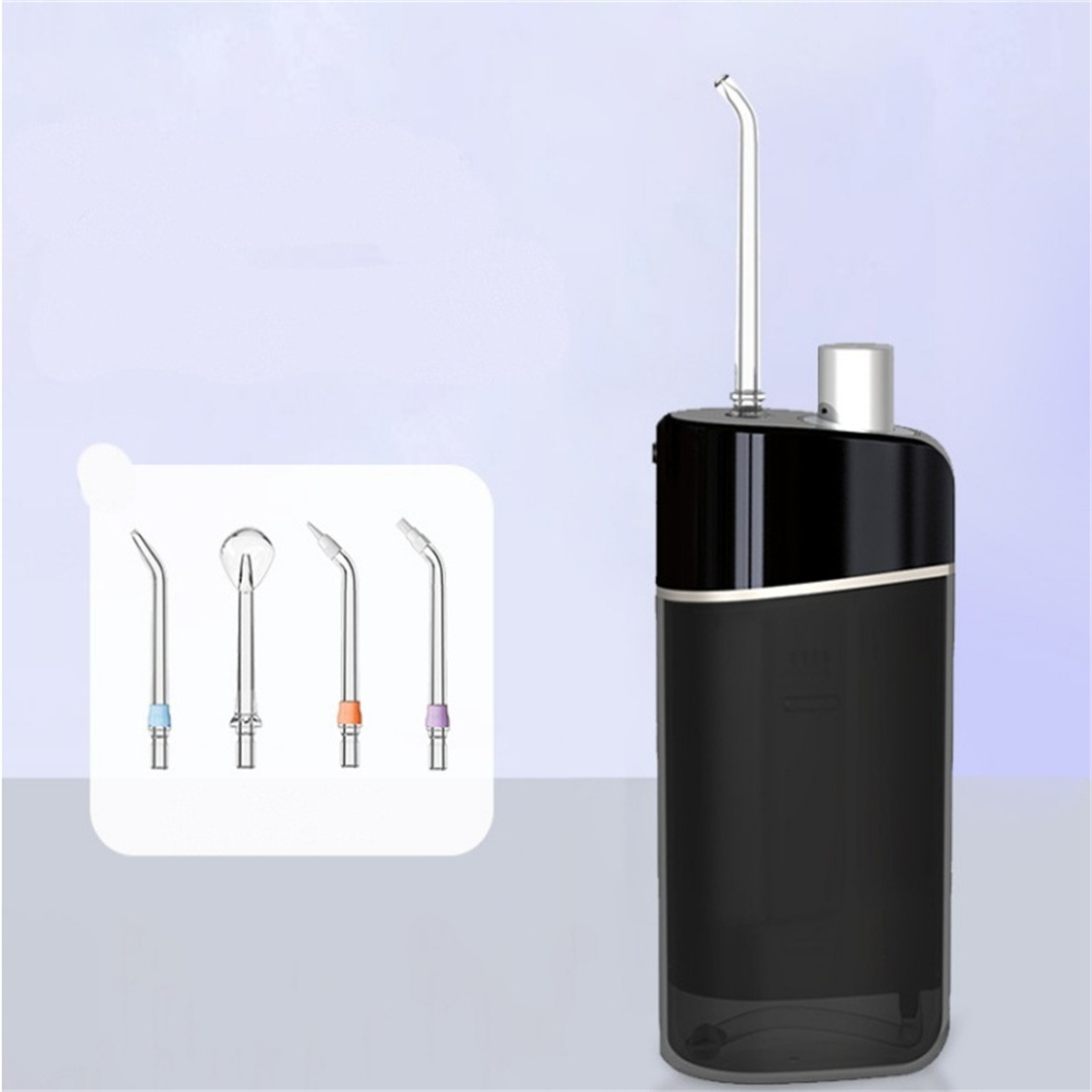 Schwarzer elektrischer Wasserflosser mit verschiedenen Aufsätzen. Weißer Hintergrund.