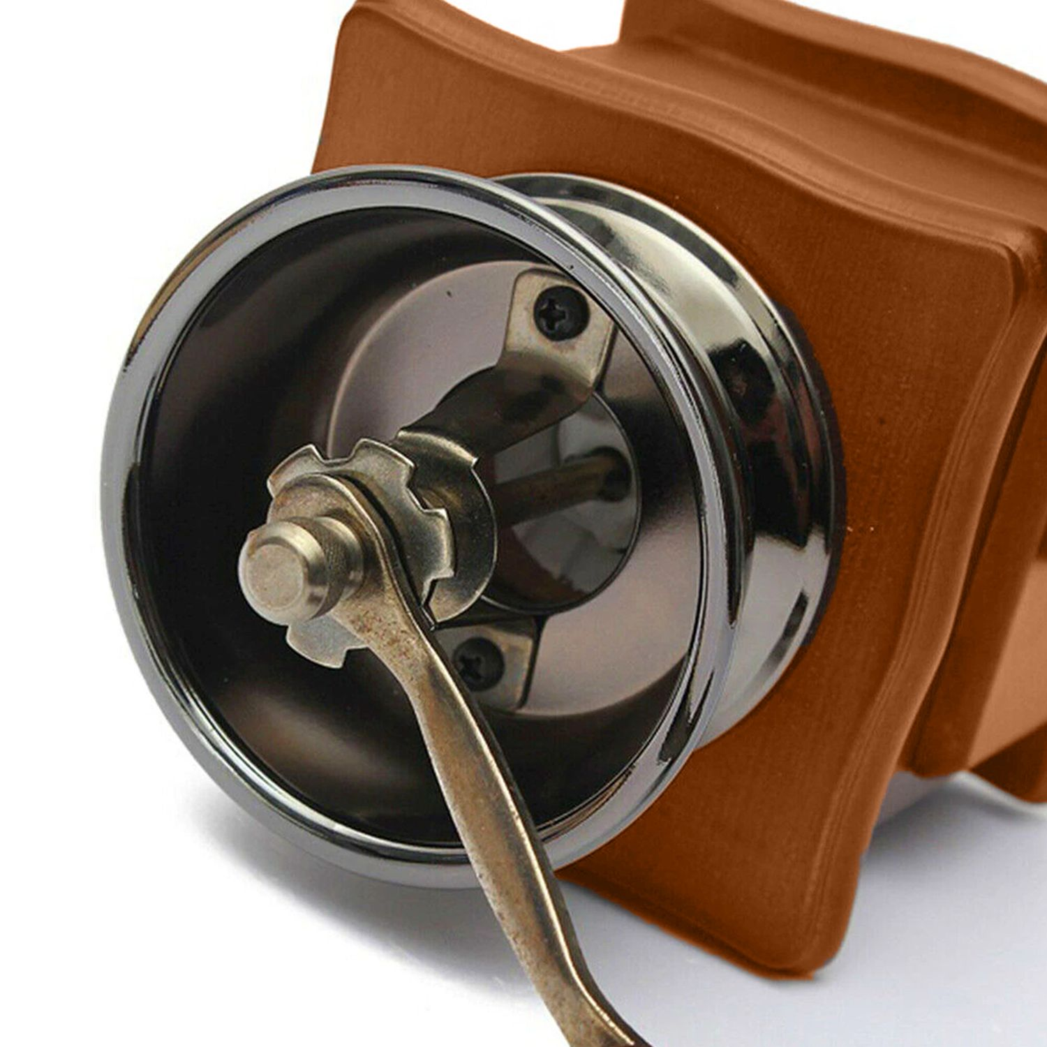 Nahaufnahme einer Kaffeemühle. Sie hat einen Metallmahlmechanismus und einen braunen Holzkörper.