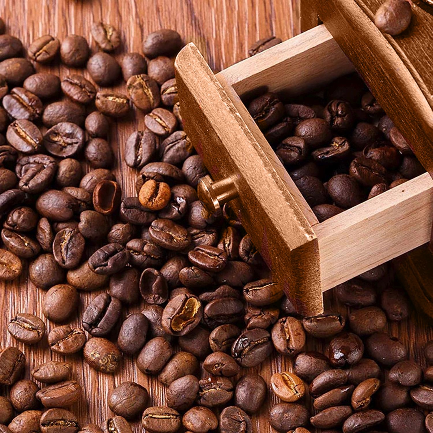 Eine Holzkiste mit Kaffeebohnen und viele Bohnen auf einer Holzoberfläche verstreut.
