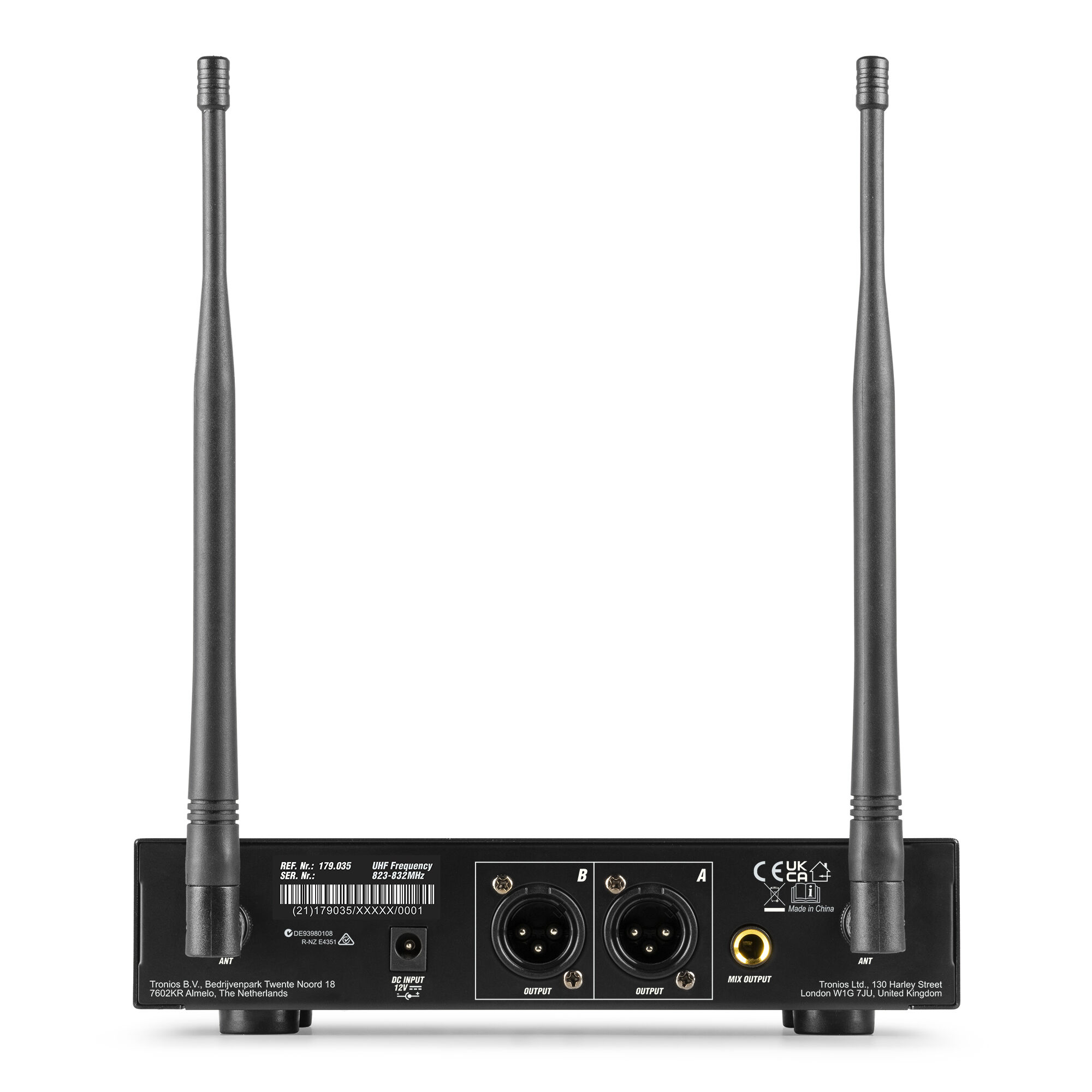Achteraanzicht van een zwarte draadloze microfoonontvanger met twee antennes en uitgangspoorten. Witte achtergrond.