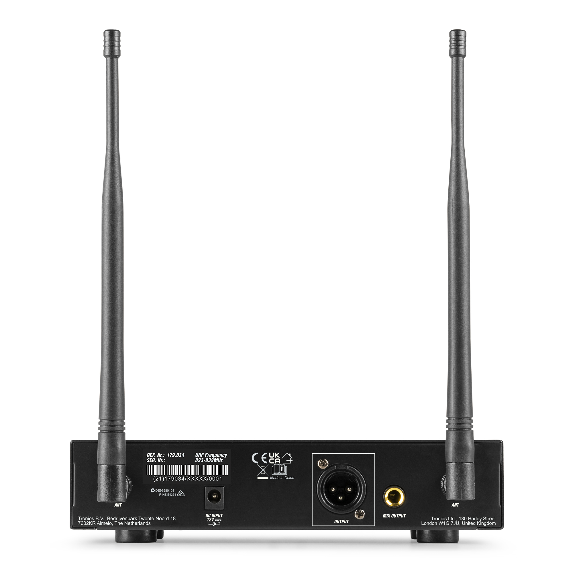 Zwarte audio-ontvanger met twee antennes, poorten en tekstdetails, op een witte achtergrond.