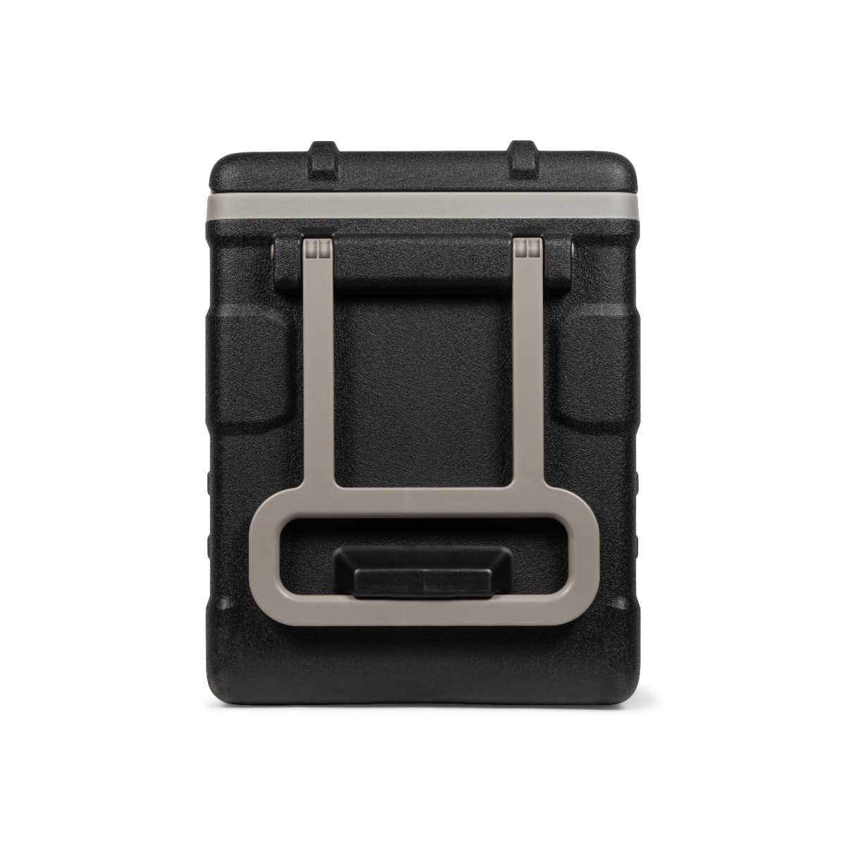 Glacière noire avec poignée grise. Elle est de forme rectangulaire, sur fond noir.