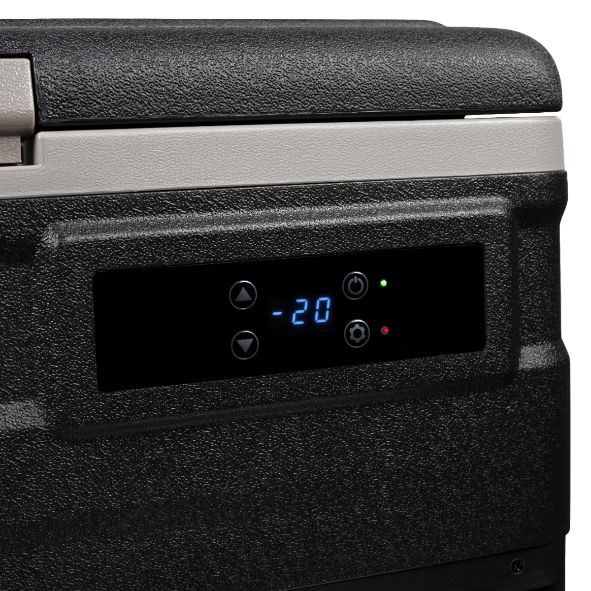 Eine schwarze Kühlbox mit digitaler Anzeige, die -20 Grad anzeigt. Der Hintergrund ist dunkel.