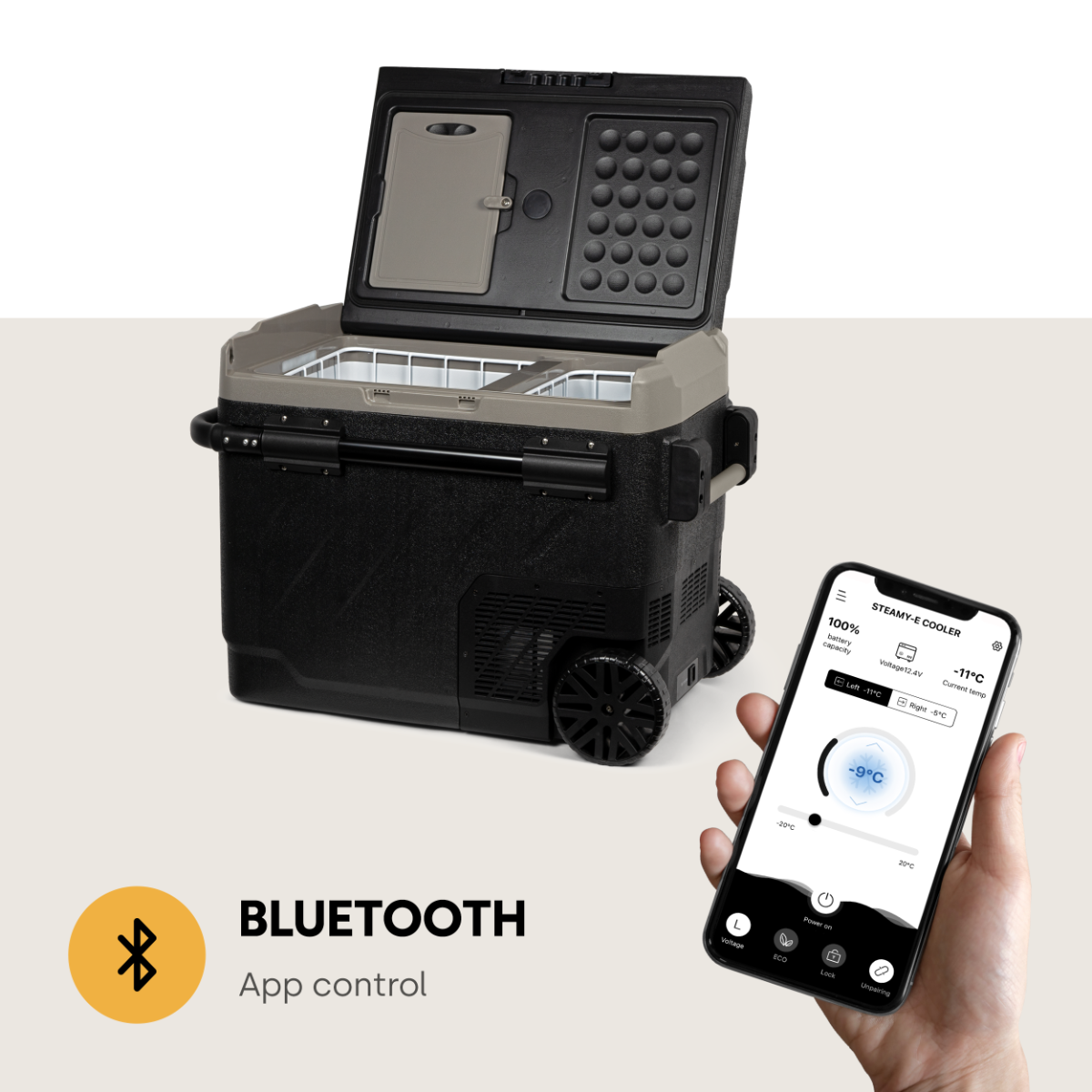 Eine schwarz-graue Kühlbox mit offenem Deckel. Ein Telefon zeigt die Steuerung per Bluetooth.