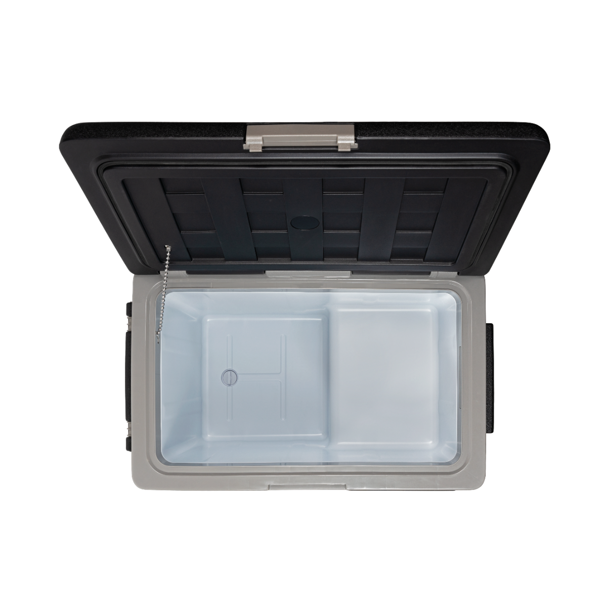 Offene Kühlbox, graues Äußeres, schwarzer Deckel, weißer Innenraum und eine Kette. Schwarzer Hintergrund.