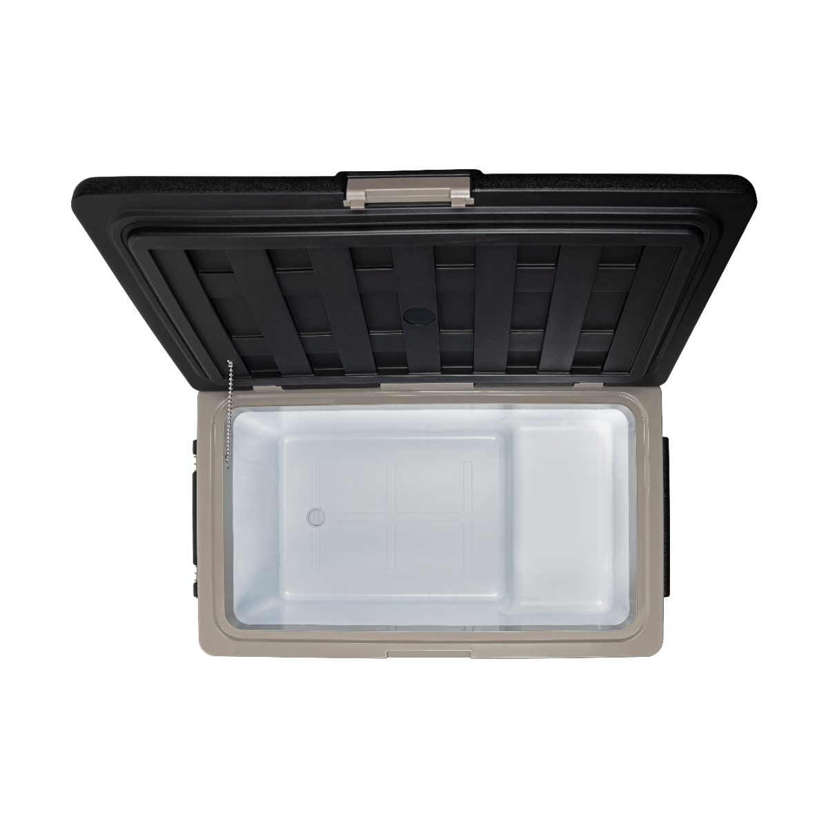 Eine offene Kühlbox, Draufsicht. Der Kühler ist beige und hat einen weißen Innenraum. Schwarzer Deckel.