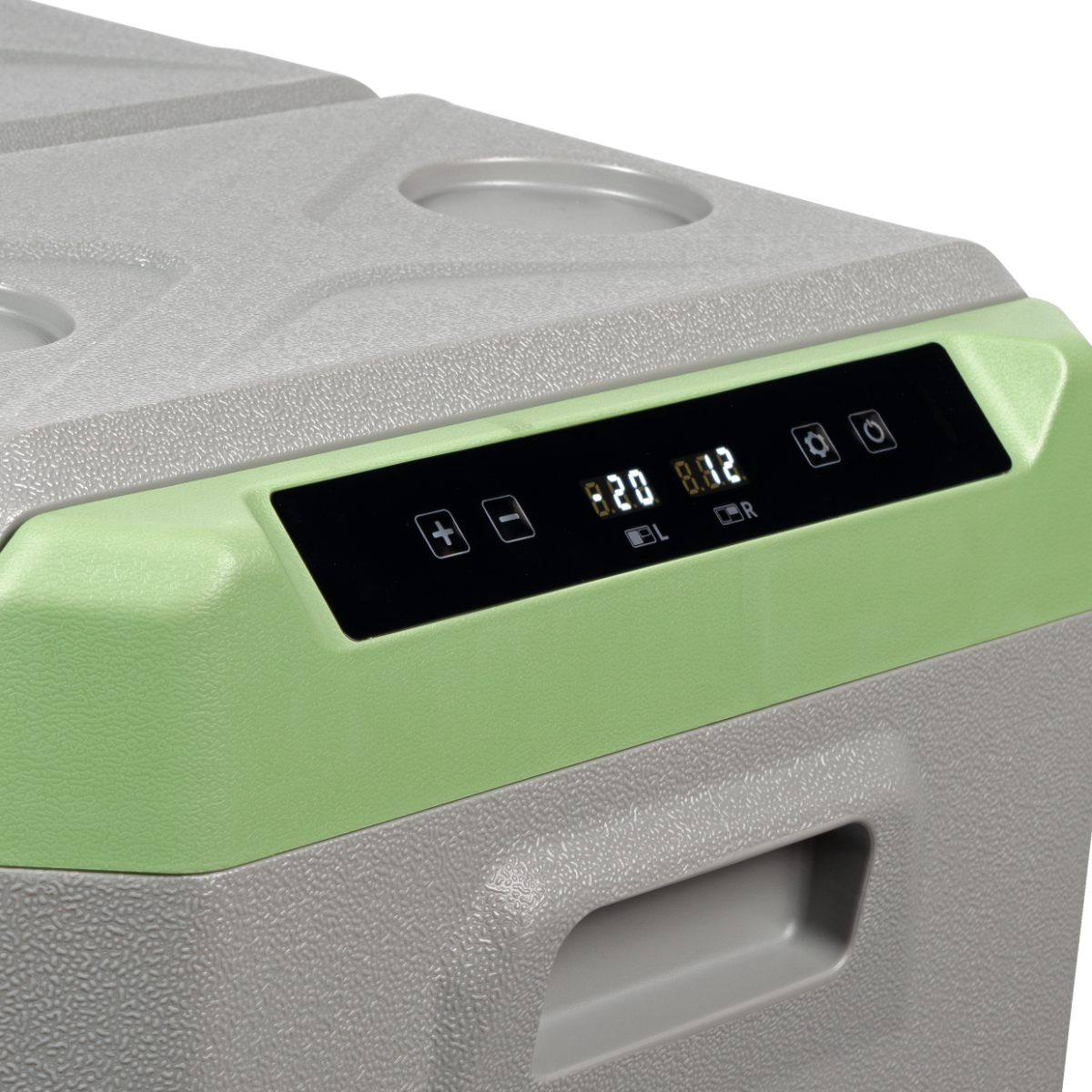 Een close-up van een grijs en groen koelerbedieningspaneel met een digitale display met temperatuurmetingen.