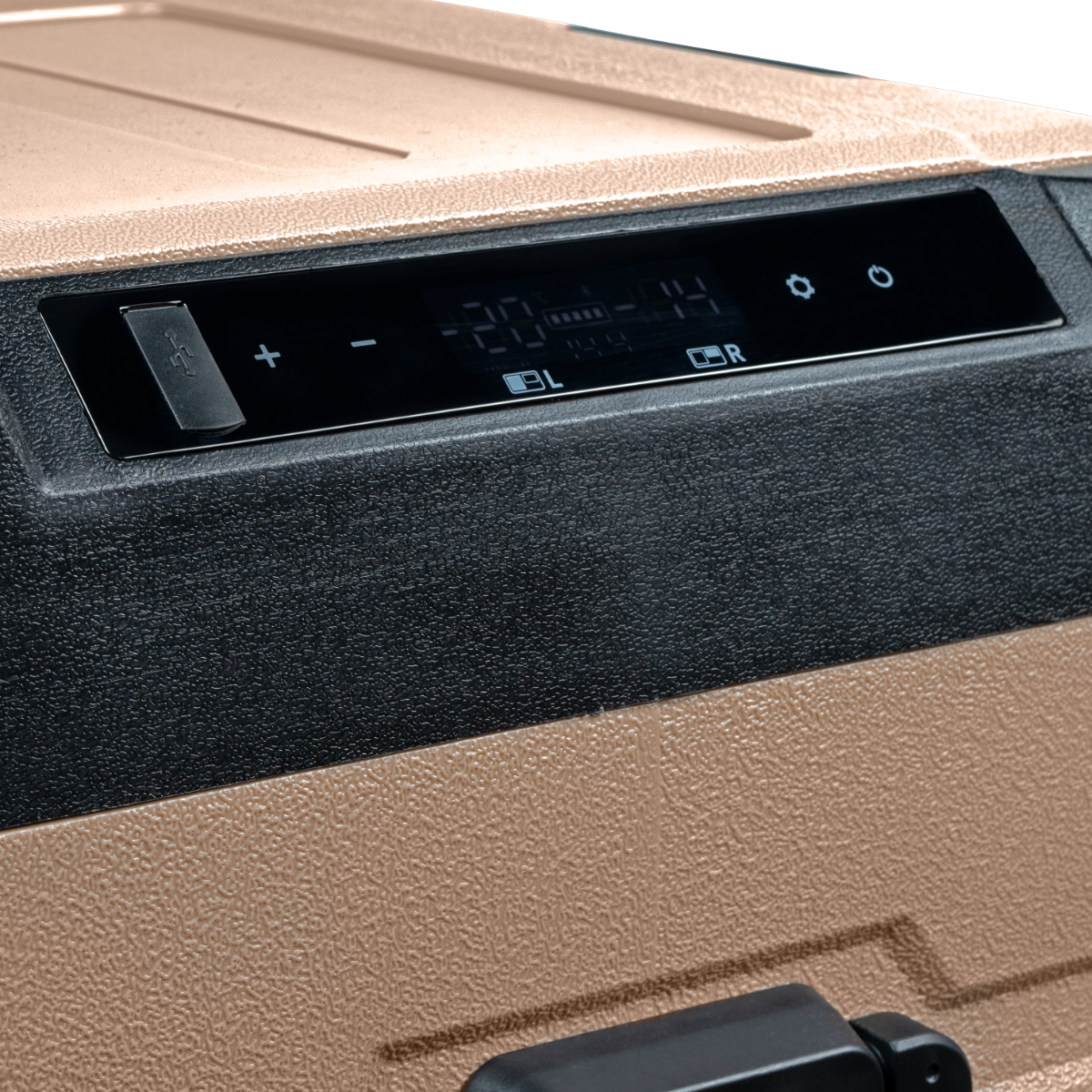 Nahaufnahme eines Autokühlschrank-Displays, das die Temperatur anzeigt, mit brauner Außenseite.