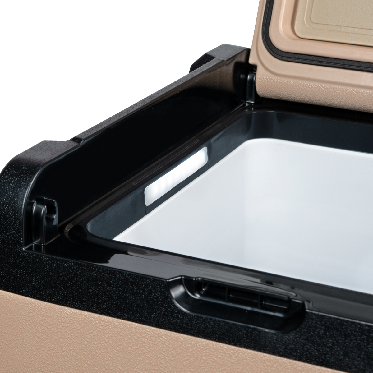 Innenraum einer beigen Kühlbox mit Licht. Die Innenseite ist weiß, und der Deckel ist geöffnet.
