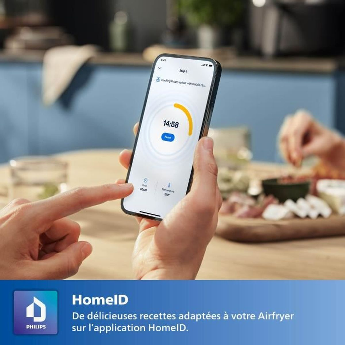 Osoba trzyma smartfon z interfejsem aplikacji do gotowania w scenie kuchennej.