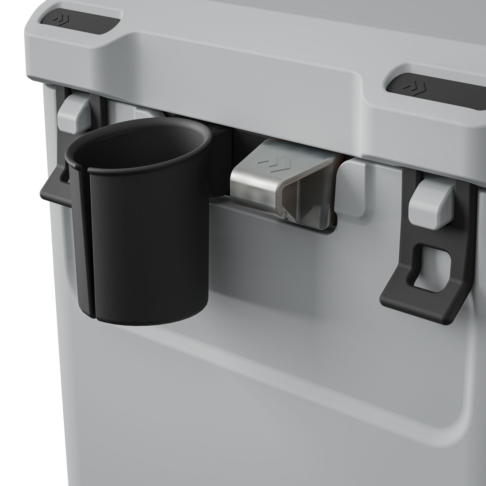 Primo piano di un refrigeratore con un portabicchieri. Testo: Refrigeratore con un portabicchieri nero attaccato al lato.