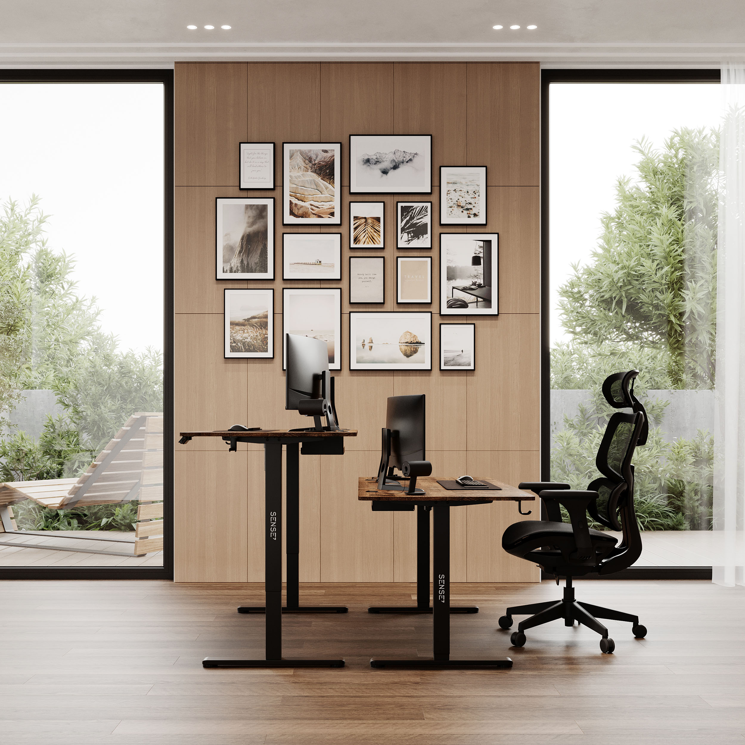 Büro mit zwei Schreibtischen, Stühlen, Monitoren und Wandkunst. Große Fenster und Holzboden.