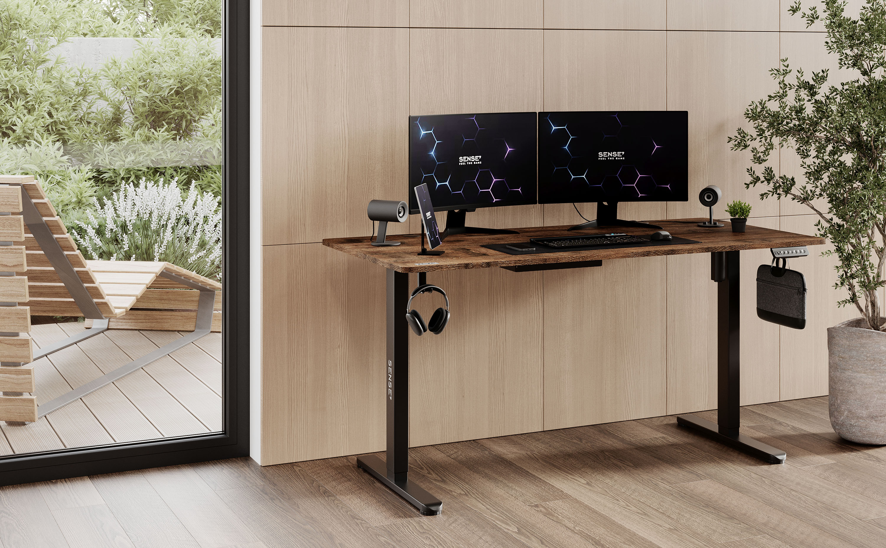 Eine Innenaufnahme mit einem Stehpult mit zwei Monitoren, Kopfhörern und anderer Büroausstattung.