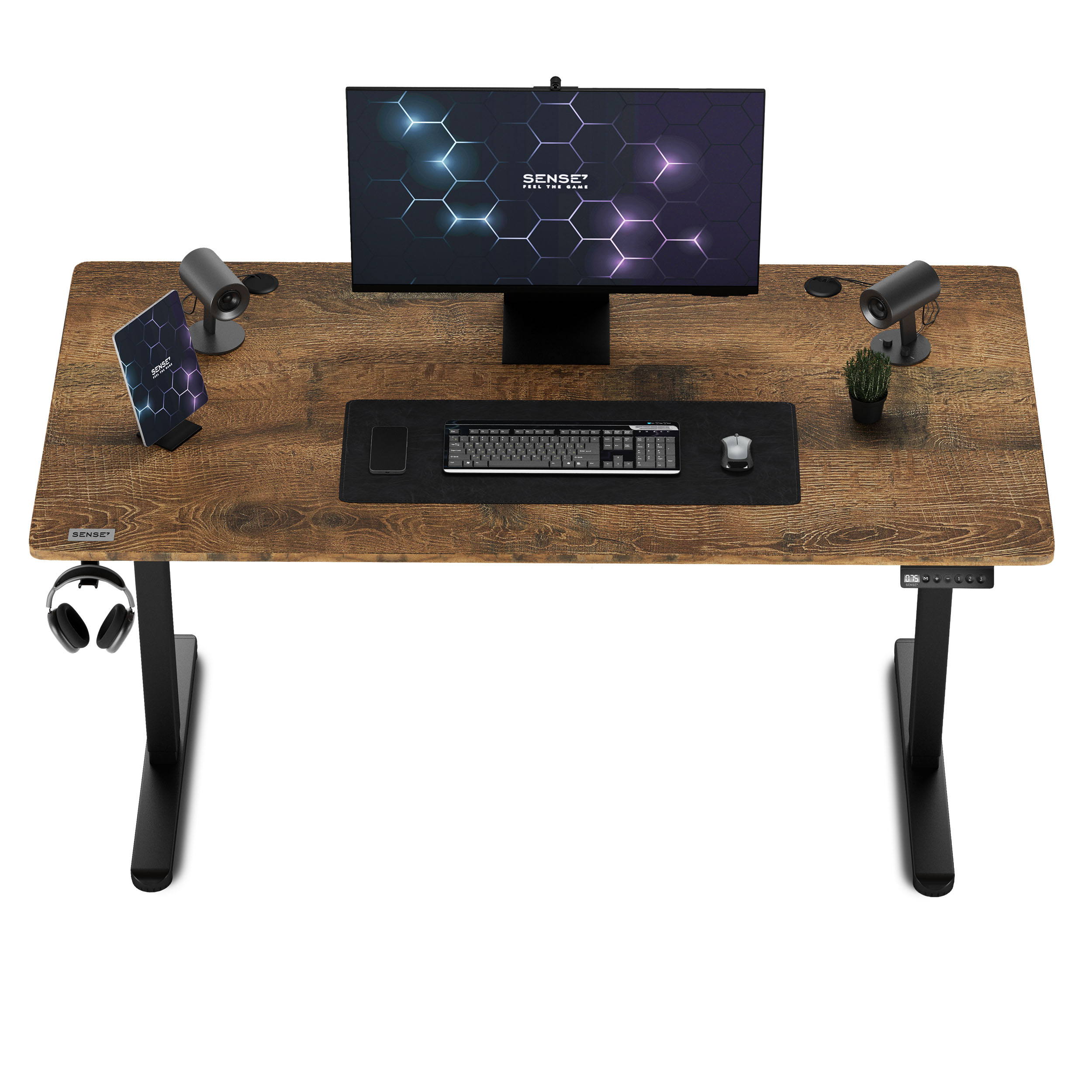 Escritorio de madera con monitor, tableta, teclado, ratón, altavoces y auriculares sobre fondo blanco.