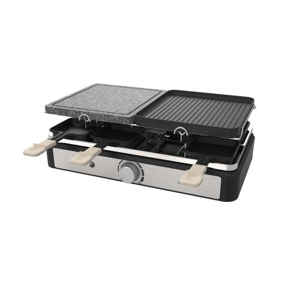 Grill raclette, nero e argento, con due piastre e spatole. Sfondo bianco.