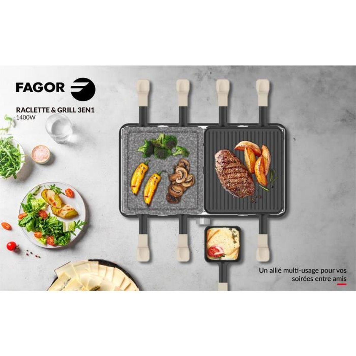 Griglia per raclette con cibo: broccoli, funghi, bistecca, patate e formaggio. È su una superficie grigio chiaro.