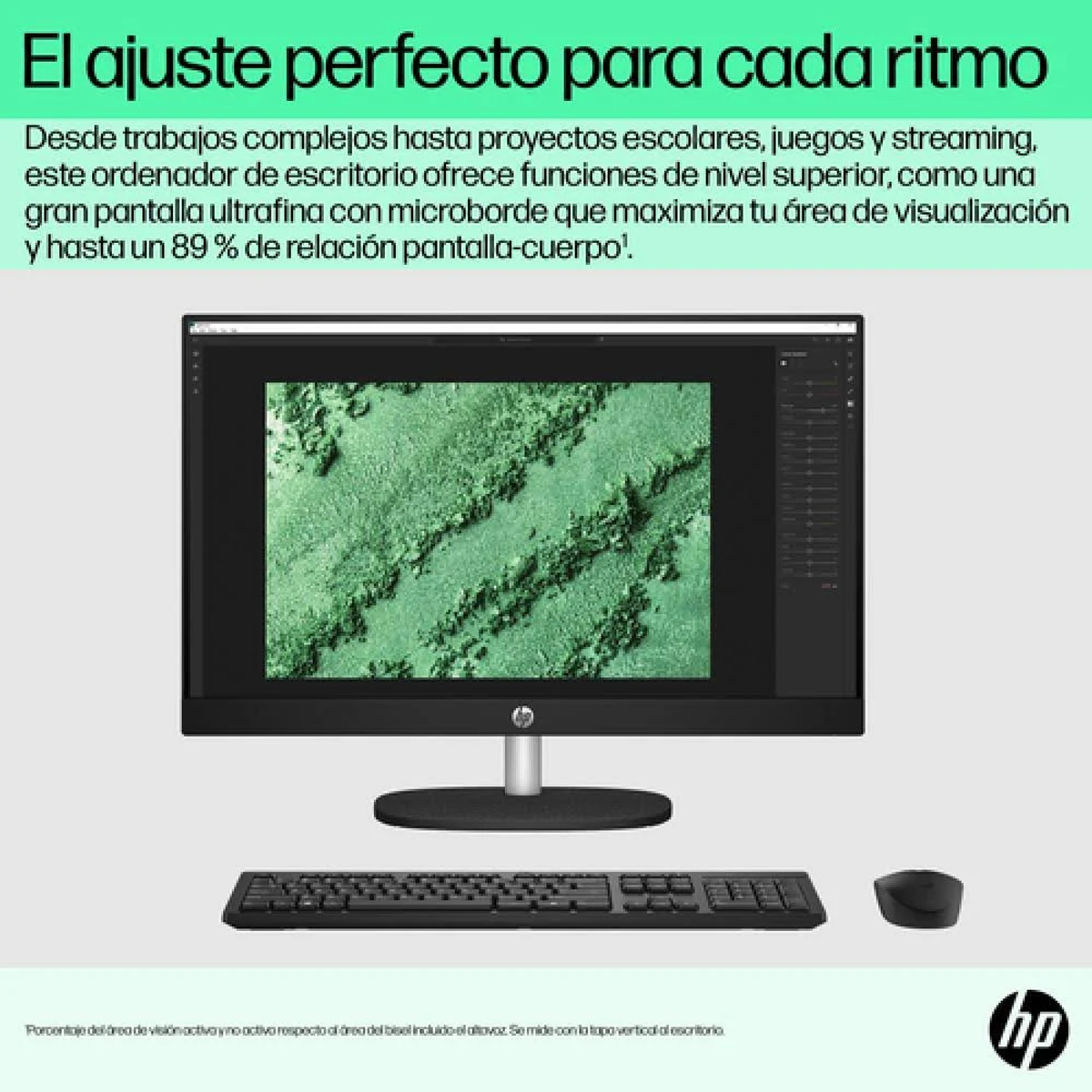 Una configuración de computadora de escritorio, con un monitor, teclado y ratón negros.