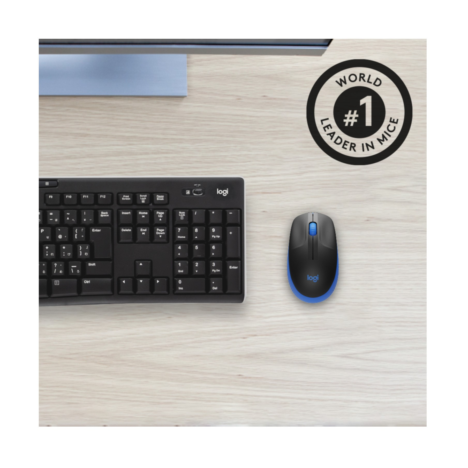 Schwarze Tastatur und blaue und schwarze Maus auf hellbrauner Holzoberfläche.