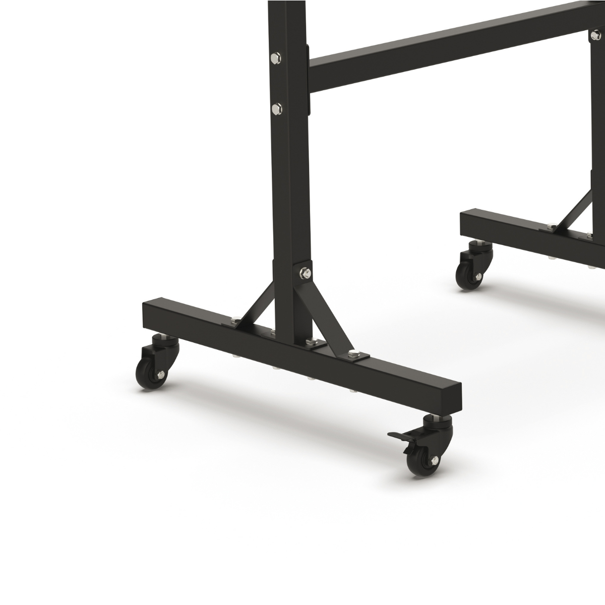 Zwarte metalen standaard met wielen, gezien vanuit een lage hoek, op een witte achtergrond.