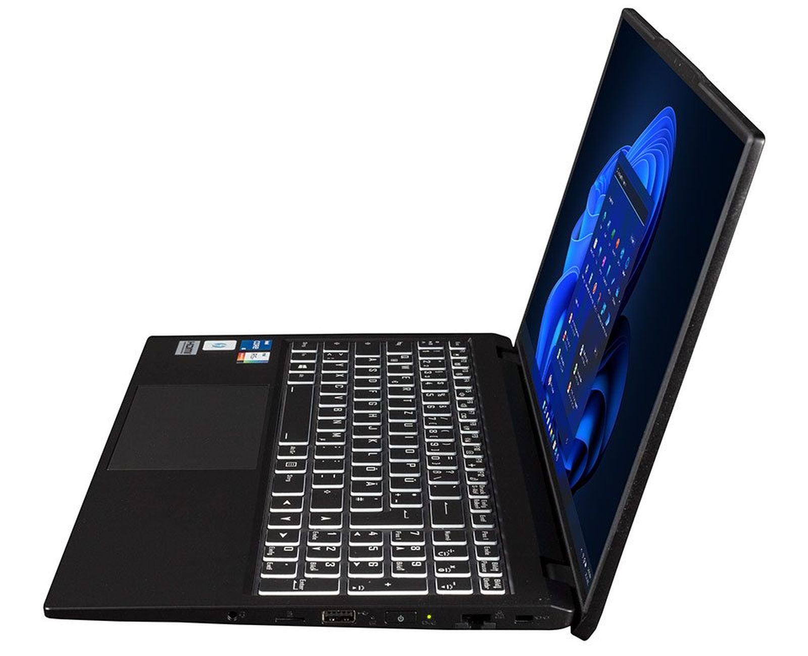 Czarny laptop z podświetlaną klawiaturą i niebieskim ekranem na białym tle.