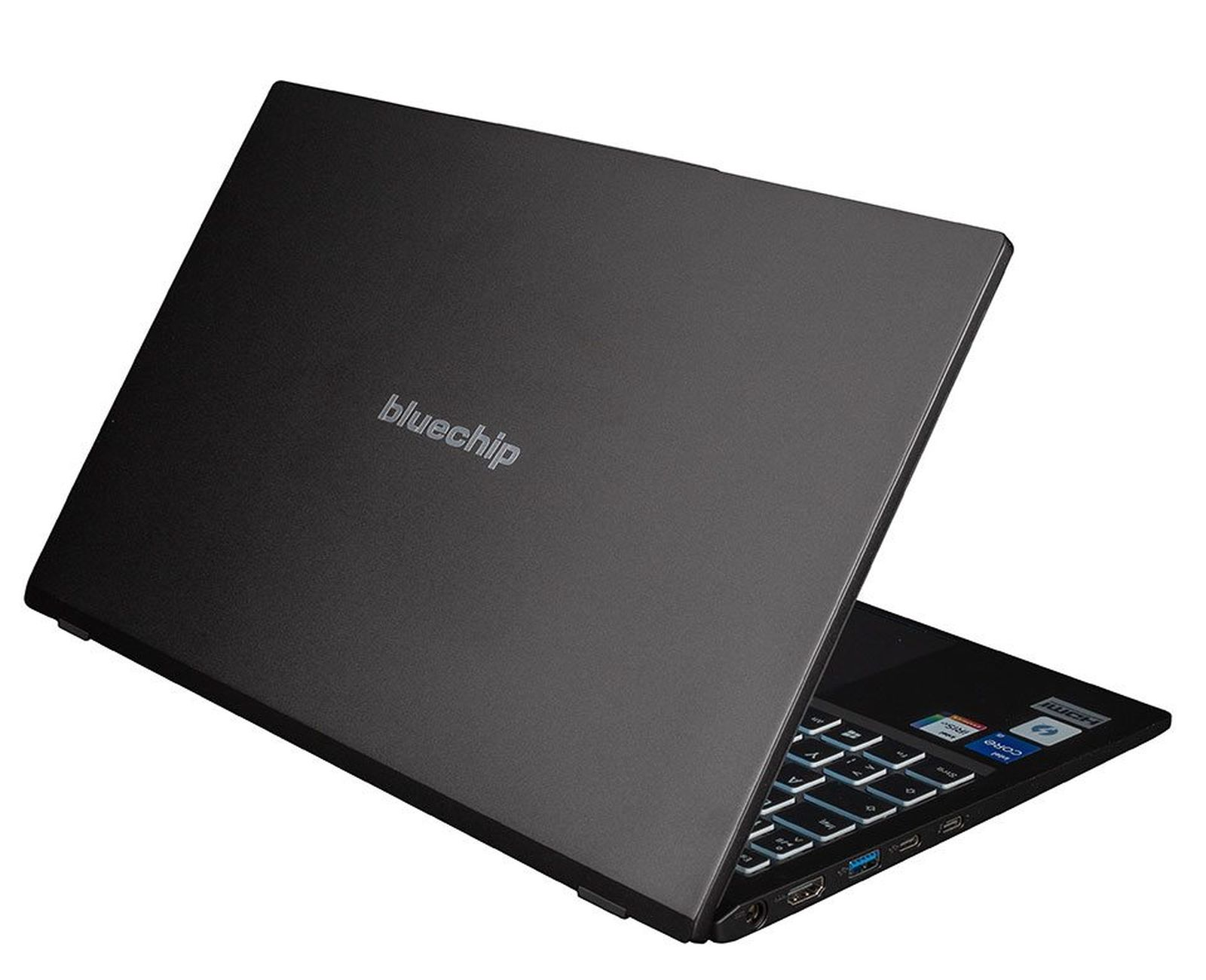 Czarny laptop na białym tle. Laptop jest otwarty, widać klawiaturę i ekran.