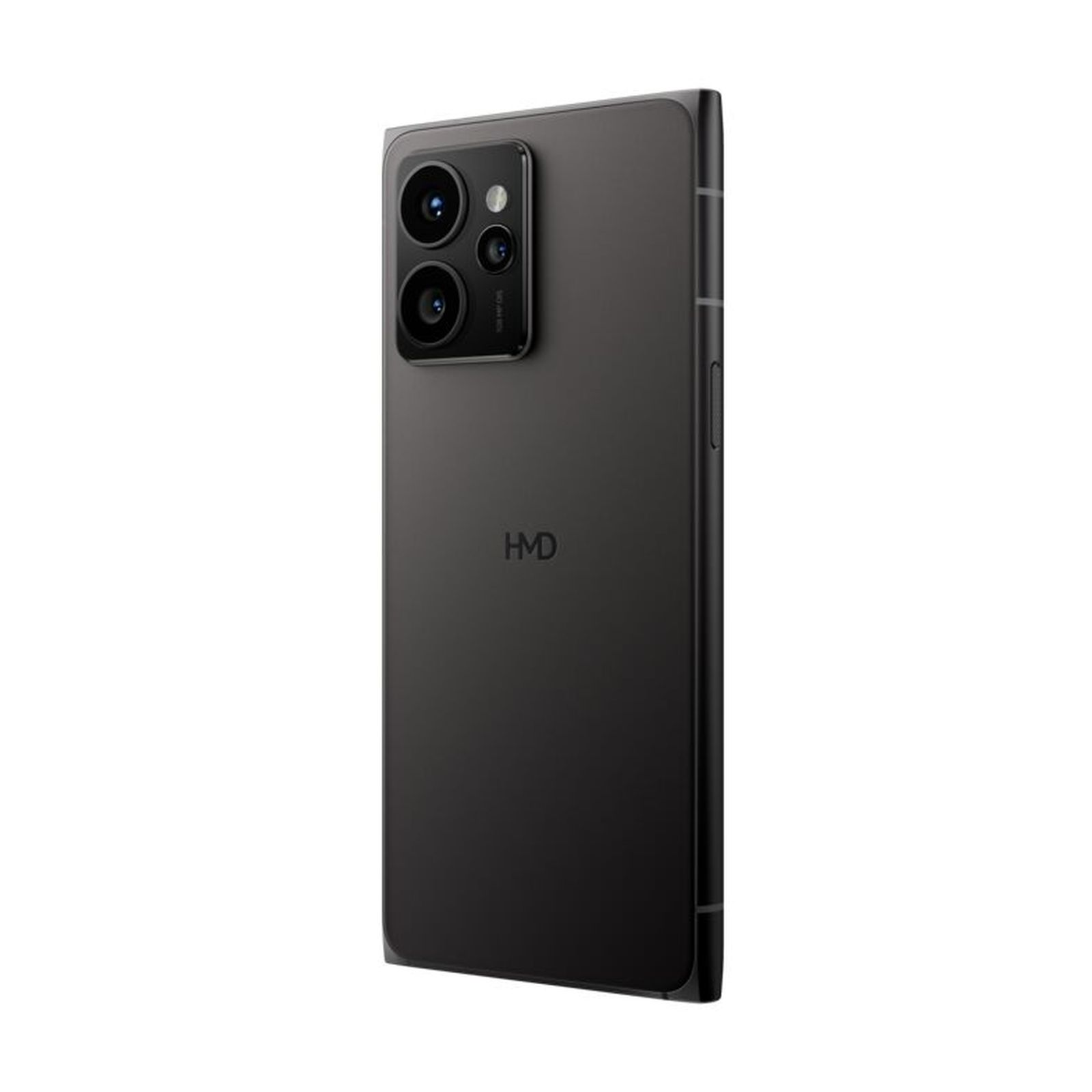Smartphone nero con tre fotocamere posteriori.